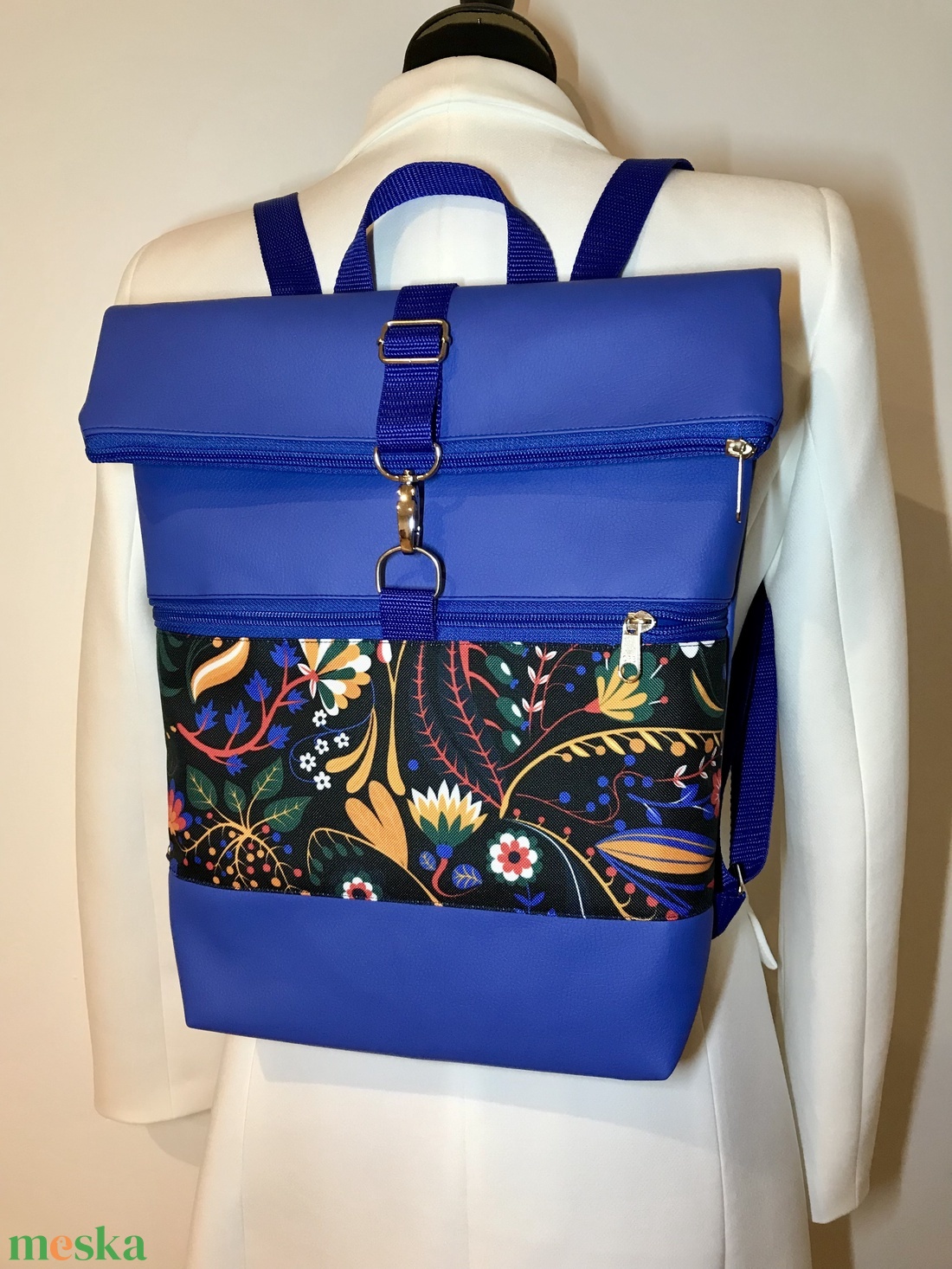    Kék, színes virágos, vízálló  roll top hátizsák/ hátitáska, elöl zsebes, laptoptáska - táska & tok - hátizsák - roll top hátizsák - Meska.hu