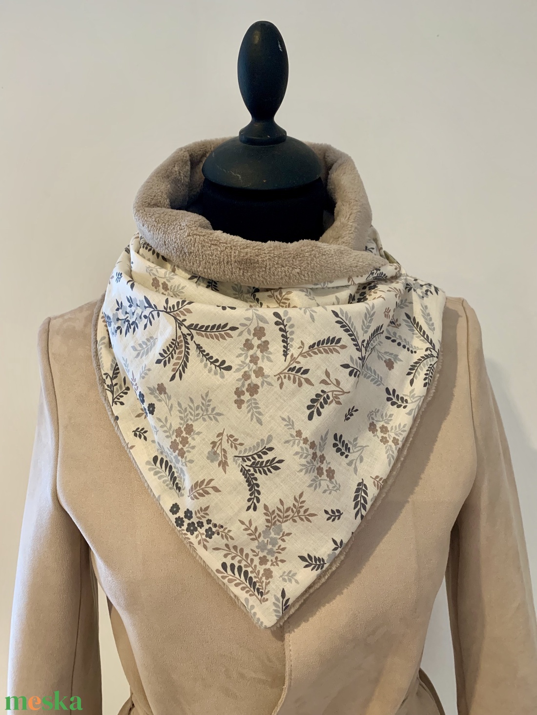 Beige leveles meleg körsál, sál - ruha & divat - sál, sapka, kendő - sál - Meska.hu