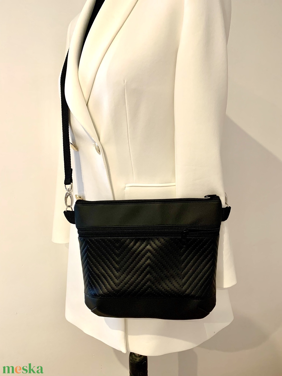 Elegáns fekete textilbőr crossbody - táska & tok - kézitáska & válltáska - vállon átvethető táska - Meska.hu