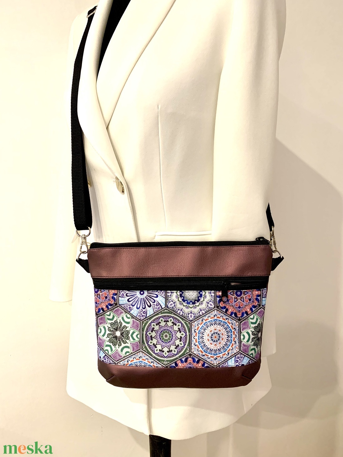 Készleten! Csempe mintás crossbody / válltáska/ keresztpántos táska/ oldaltáska - táska & tok - kézitáska & válltáska - vállon átvethető táska - Meska.hu Készleten! Csempe mintás crossbody / válltáska/ keresztpántos táska/ oldaltáska - táska & tok - kézitáska & válltáska - vállon átvethető táska - Meska.hu