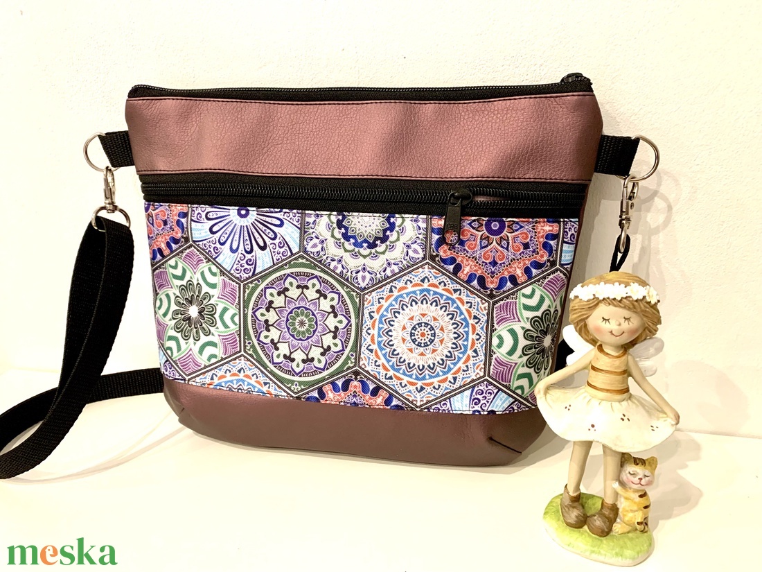 Készleten! Csempe mintás crossbody / válltáska/ keresztpántos táska/ oldaltáska - táska & tok - kézitáska & válltáska - vállon átvethető táska - Meska.hu Készleten! Csempe mintás crossbody / válltáska/ keresztpántos táska/ oldaltáska - táska & tok - kézitáska & válltáska - vállon átvethető táska - Meska.hu