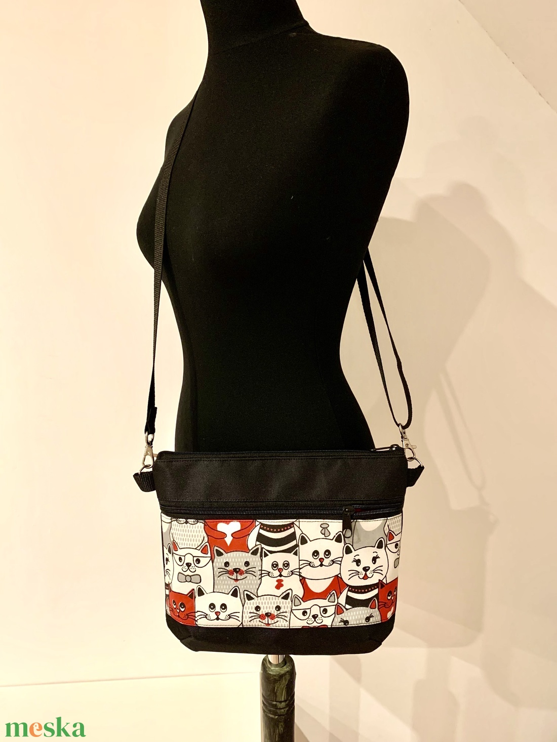 Készleten! Szürke-fekete-fehér cicás crossbody/ / válltáska/ keresztpántos táska/ oldaltáska - táska & tok - kézitáska & válltáska - vállon átvethető táska - Meska.hu Készleten! Szürke-fekete-fehér cicás crossbody/ / válltáska/ keresztpántos táska/ oldaltáska - táska & tok - kézitáska & válltáska - vállon átvethető táska - Meska.hu