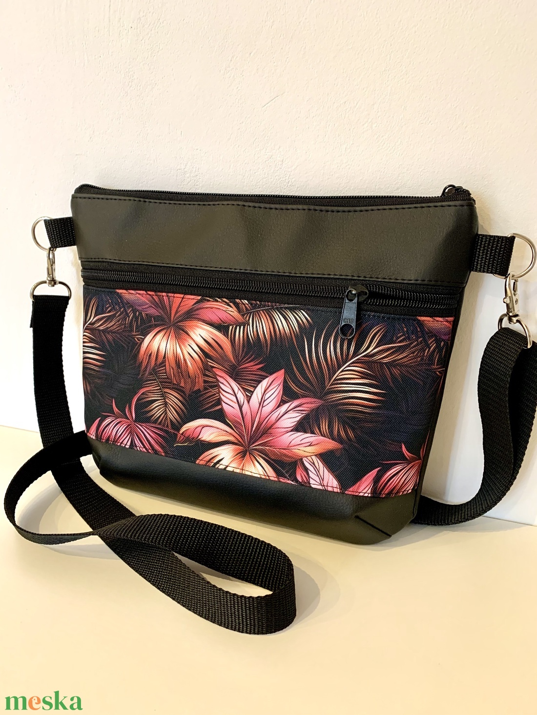 Trópusi pálmaleves crossbody / válltáska/ keresztpántos táska/ oldaltáska - táska & tok - kézitáska & válltáska - vállon átvethető táska - Meska.hu Trópusi pálmaleves crossbody / válltáska/ keresztpántos táska/ oldaltáska - táska & tok - kézitáska & válltáska - vállon átvethető táska - Meska.hu
