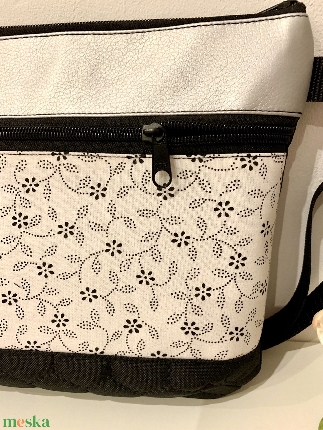 Pici virág-inda mintás crossbody / válltáska/ keresztpántos táska/ oldaltáska - táska & tok - kézitáska & válltáska - vállon átvethető táska - Meska.hu Pici virág-inda mintás crossbody / válltáska/ keresztpántos táska/ oldaltáska - táska & tok - kézitáska & válltáska - vállon átvethető táska - Meska.hu