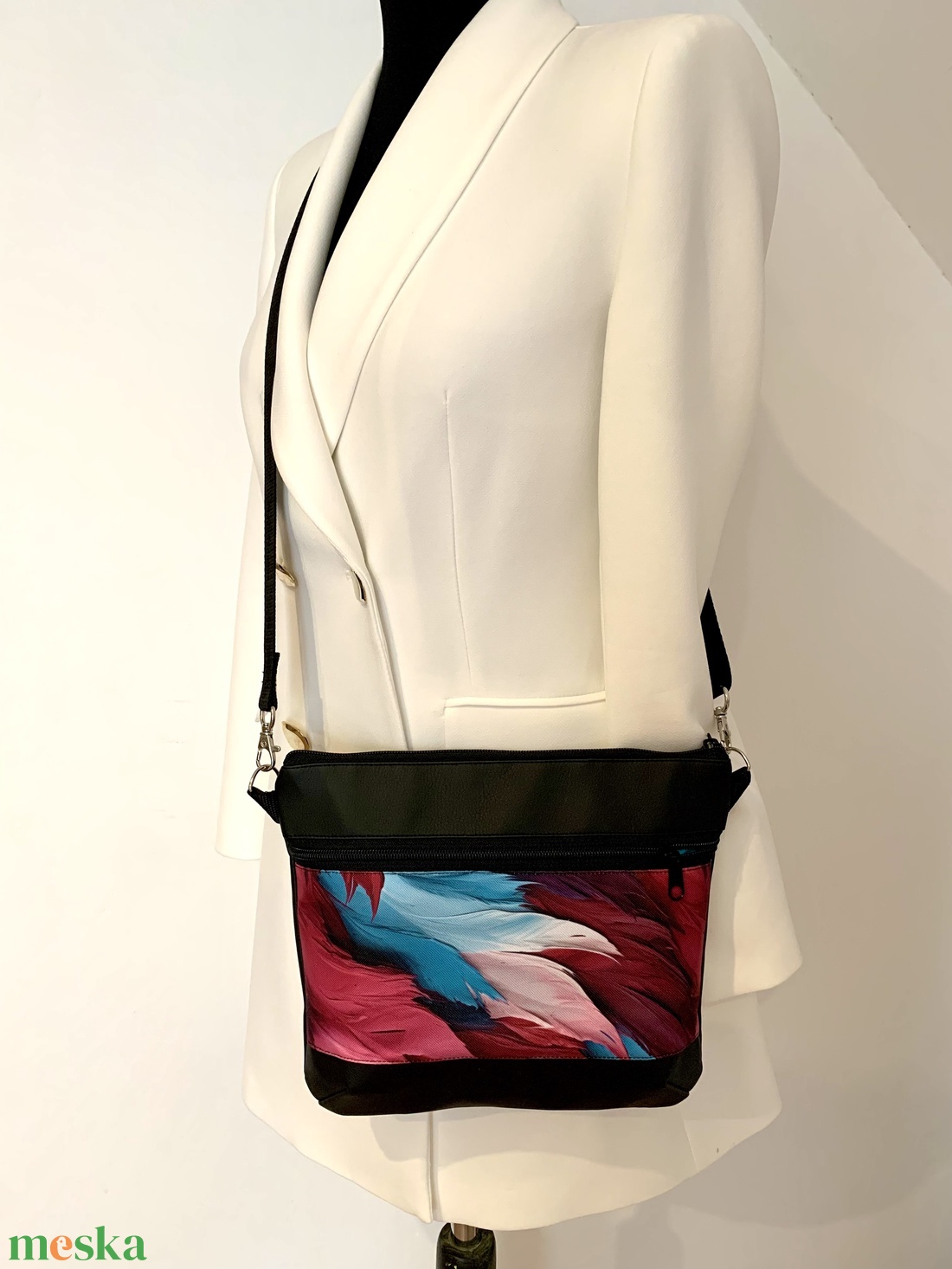 Készleten! Színes toll mintás crossbody / válltáska/ keresztpántos táska/ oldaltáska - táska & tok - kézitáska & válltáska - vállon átvethető táska - Meska.hu Készleten! Színes toll mintás crossbody / válltáska/ keresztpántos táska/ oldaltáska - táska & tok - kézitáska & válltáska - vállon átvethető táska - Meska.hu
