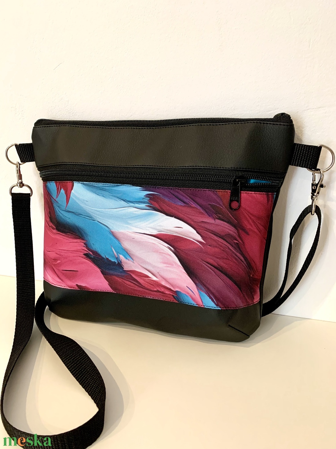 Készleten! Színes toll mintás crossbody / válltáska/ keresztpántos táska/ oldaltáska - táska & tok - kézitáska & válltáska - vállon átvethető táska - Meska.hu Készleten! Színes toll mintás crossbody / válltáska/ keresztpántos táska/ oldaltáska - táska & tok - kézitáska & válltáska - vállon átvethető táska - Meska.hu