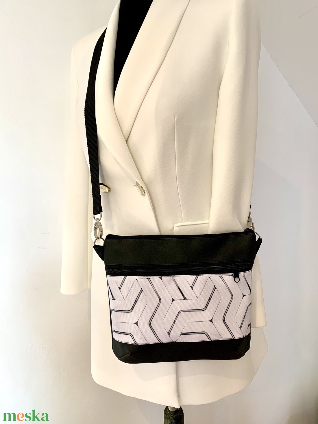 Fekete-fehér geometriai mintás crossbody / válltáska/ keresztpántos táska/ oldaltáska - táska & tok - kézitáska & válltáska - vállon átvethető táska - Meska.hu Fekete-fehér geometriai mintás crossbody / válltáska/ keresztpántos táska/ oldaltáska - táska & tok - kézitáska & válltáska - vállon átvethető táska - Meska.hu
