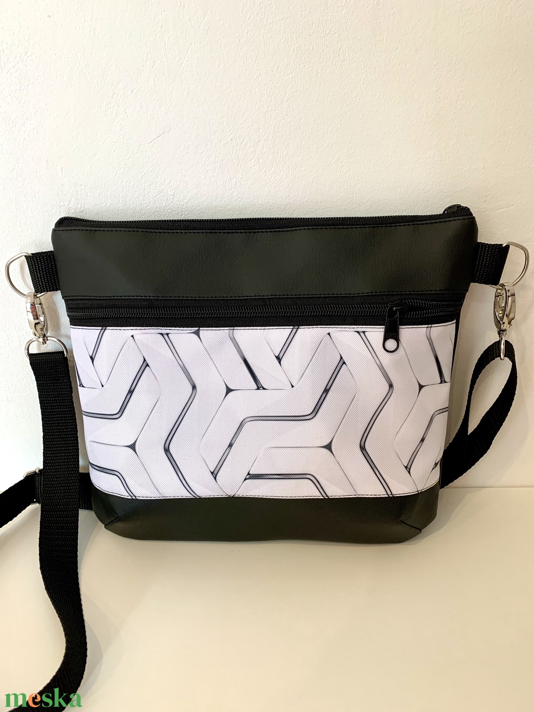 Fekete-fehér geometriai mintás crossbody / válltáska/ keresztpántos táska/ oldaltáska - táska & tok - kézitáska & válltáska - vállon átvethető táska - Meska.hu Fekete-fehér geometriai mintás crossbody / válltáska/ keresztpántos táska/ oldaltáska - táska & tok - kézitáska & válltáska - vállon átvethető táska - Meska.hu
