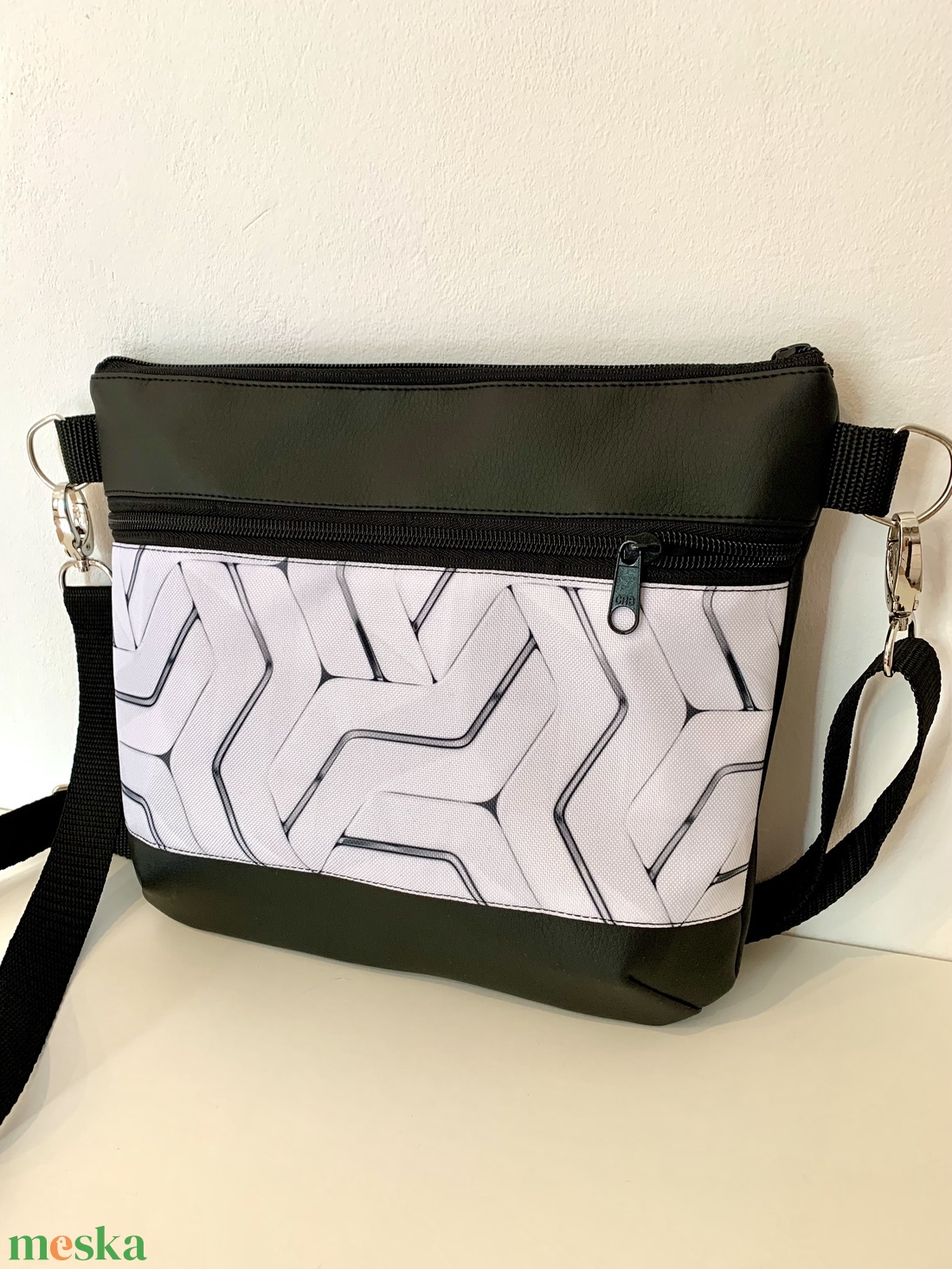 Fekete-fehér geometriai mintás crossbody / válltáska/ keresztpántos táska/ oldaltáska - táska & tok - kézitáska & válltáska - vállon átvethető táska - Meska.hu Fekete-fehér geometriai mintás crossbody / válltáska/ keresztpántos táska/ oldaltáska - táska & tok - kézitáska & válltáska - vállon átvethető táska - Meska.hu
