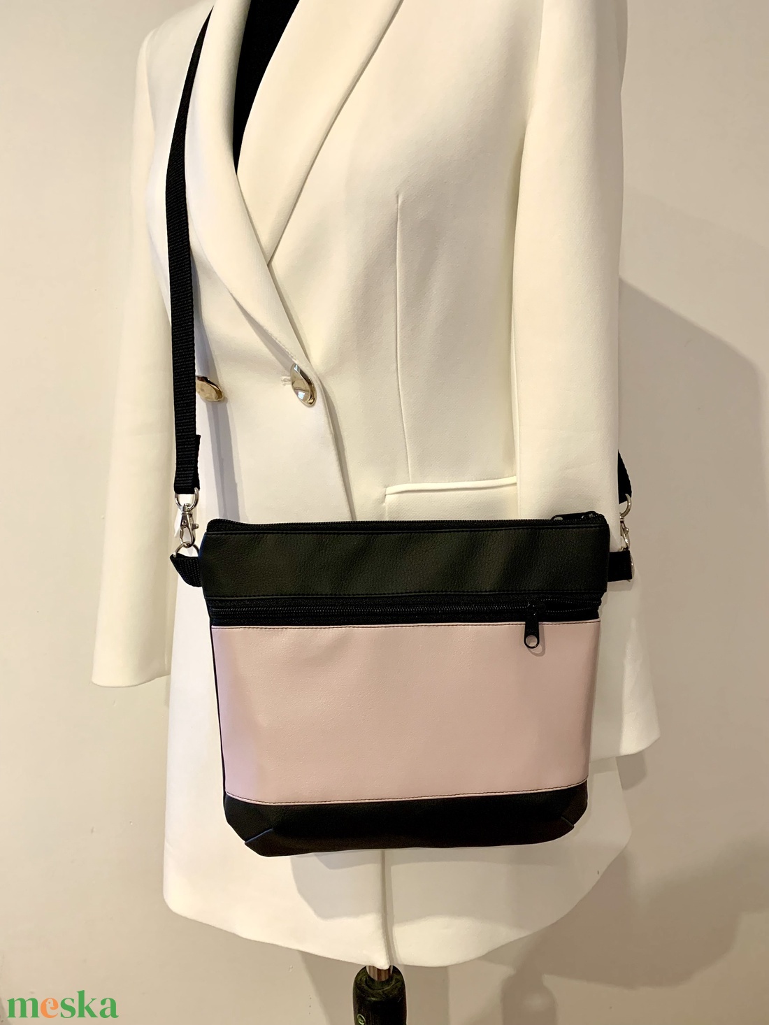 Fekete-púderrózsaszín textilbőr crossbody / válltáska/ keresztpántos táska/ oldaltáska - táska & tok - kézitáska & válltáska - vállon átvethető táska - Meska.hu Fekete-púderrózsaszín textilbőr crossbody / válltáska/ keresztpántos táska/ oldaltáska - táska & tok - kézitáska & válltáska - vállon átvethető táska - Meska.hu