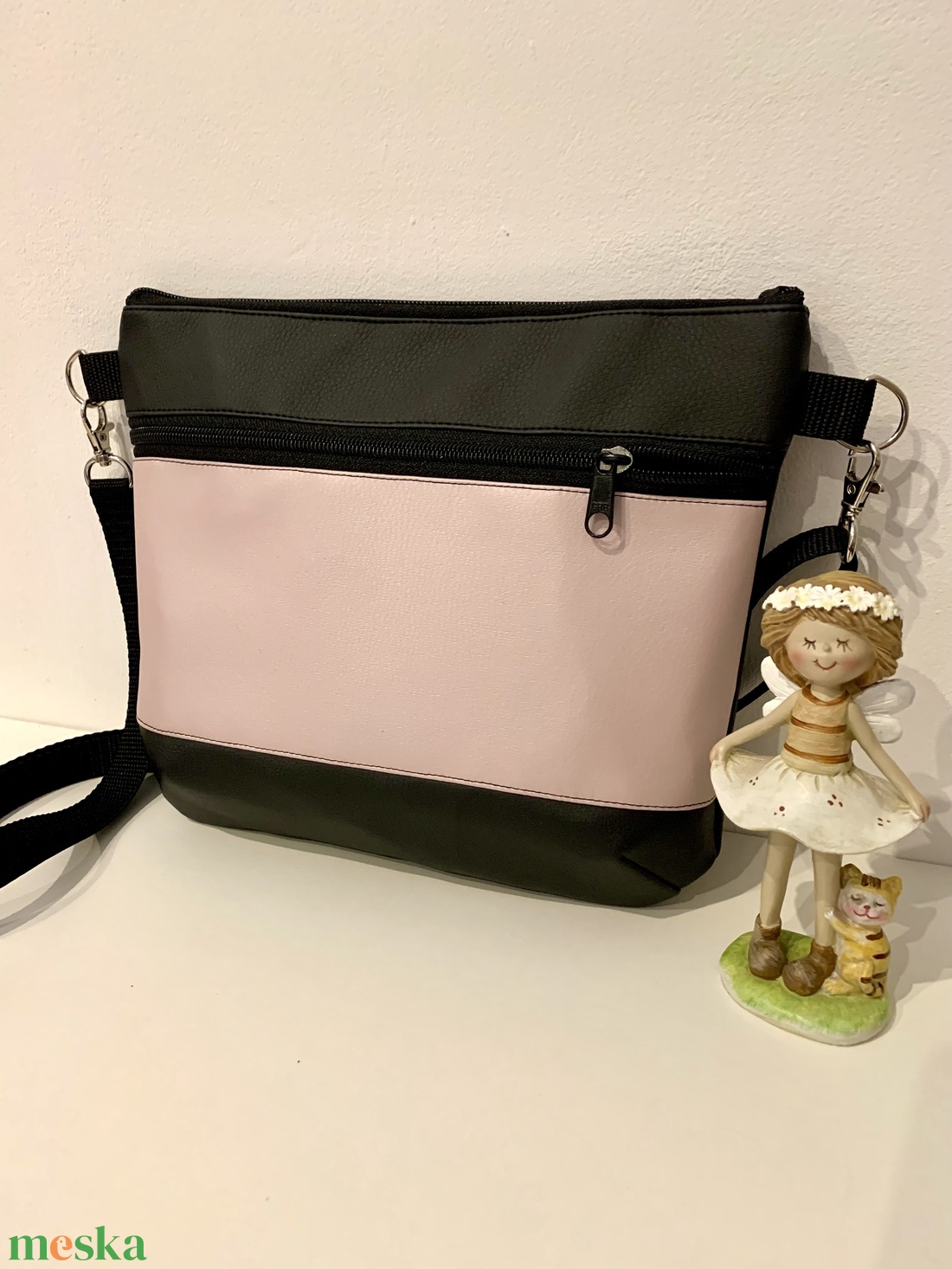 Fekete-púderrózsaszín textilbőr crossbody / válltáska/ keresztpántos táska/ oldaltáska - táska & tok - kézitáska & válltáska - vállon átvethető táska - Meska.hu Fekete-púderrózsaszín textilbőr crossbody / válltáska/ keresztpántos táska/ oldaltáska - táska & tok - kézitáska & válltáska - vállon átvethető táska - Meska.hu