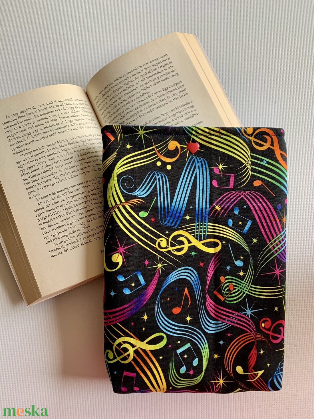 Készleten! Dallamok szárnyán, Könyvvédő tok, ebook tok, tablet tok - könyv & zene - könyvtok - Meska.hu Készleten! Dallamok szárnyán, Könyvvédő tok, ebook tok, tablet tok - könyv & zene - könyvtok - Meska.hu