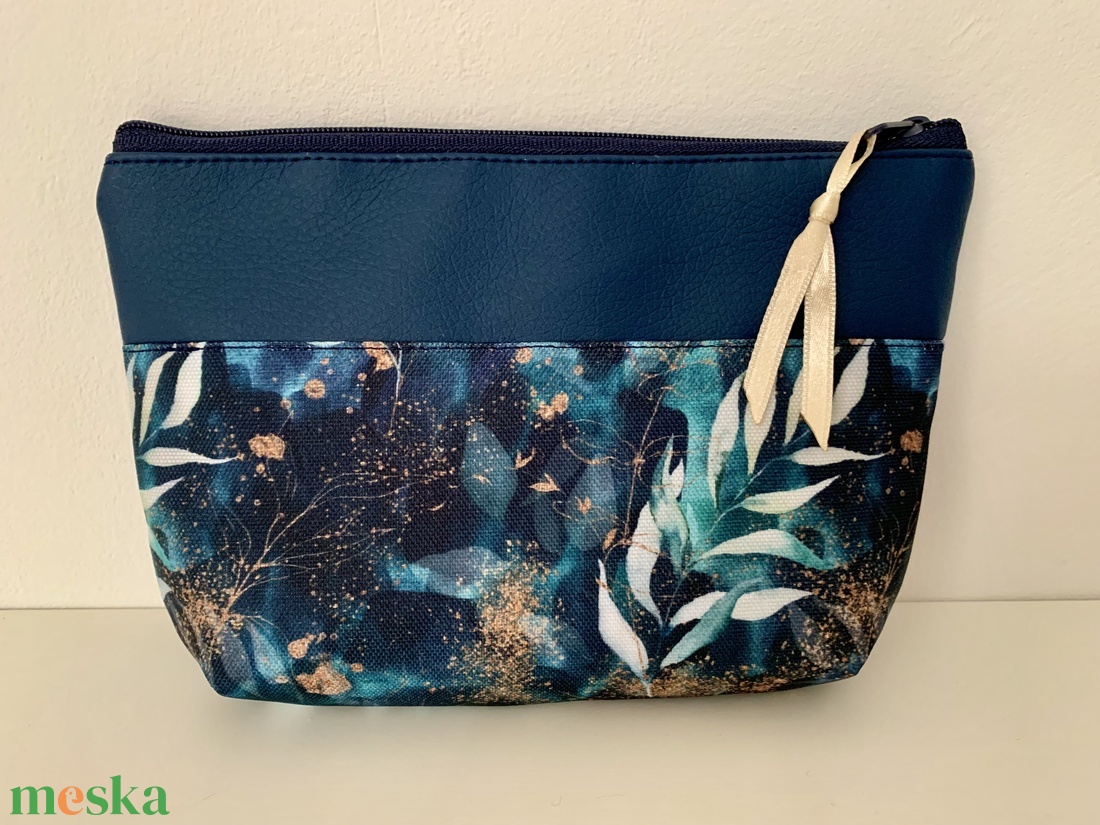 Türkiz levél mintás neszesszer, irattartó, pipere tároló, textil tároló - táska & tok - neszesszer - Meska.hu Türkiz levél mintás neszesszer, irattartó, pipere tároló, textil tároló - táska & tok - neszesszer - Meska.hu