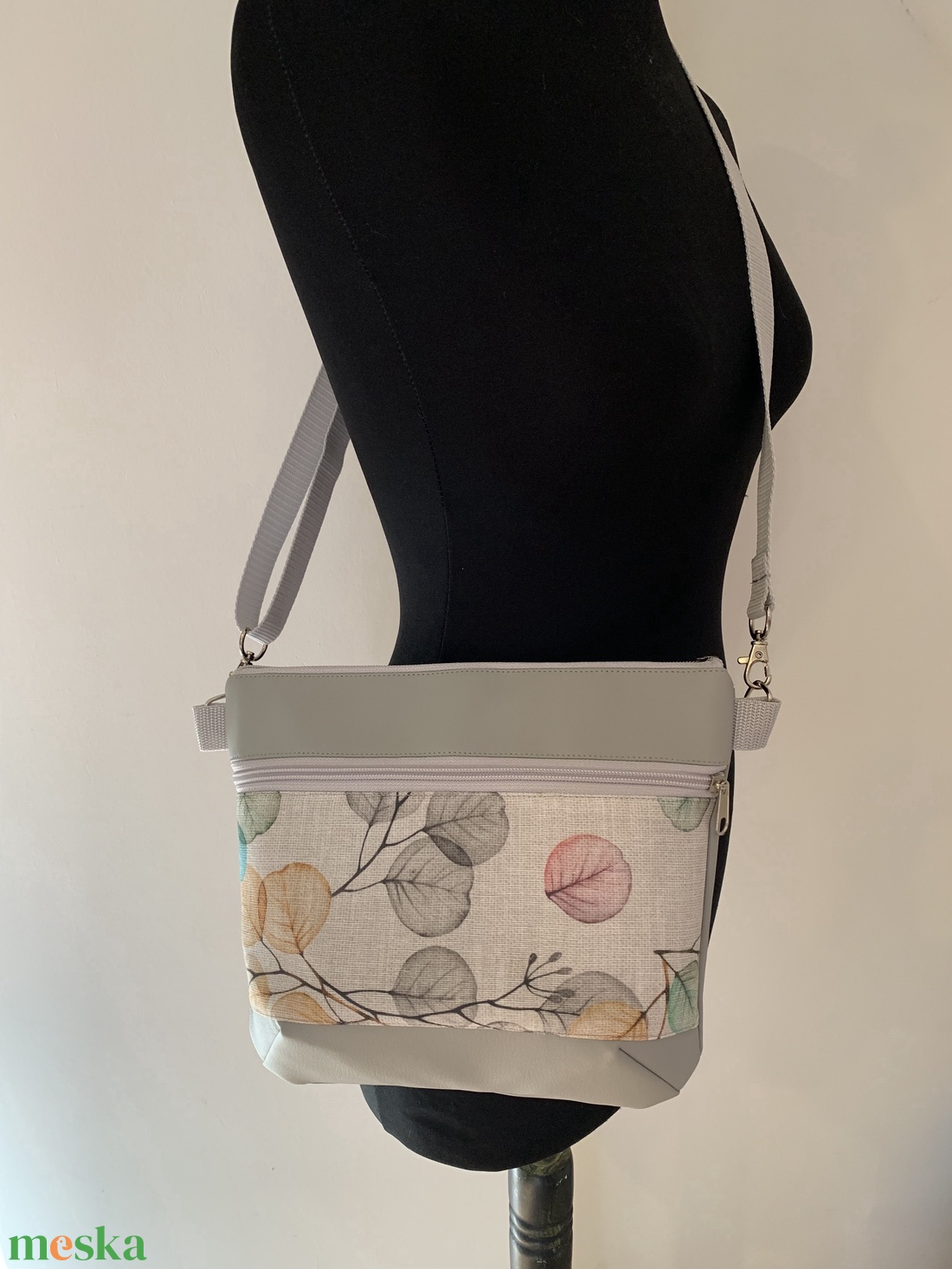 Készleten! Világosszürke eukaliptusz mintás crossbody / válltáska/ keresztpántos táska/ oldaltáska - táska & tok - kézitáska & válltáska - vállon átvethető táska - Meska.hu Készleten! Világosszürke eukaliptusz mintás crossbody / válltáska/ keresztpántos táska/ oldaltáska - táska & tok - kézitáska & válltáska - vállon átvethető táska - Meska.hu