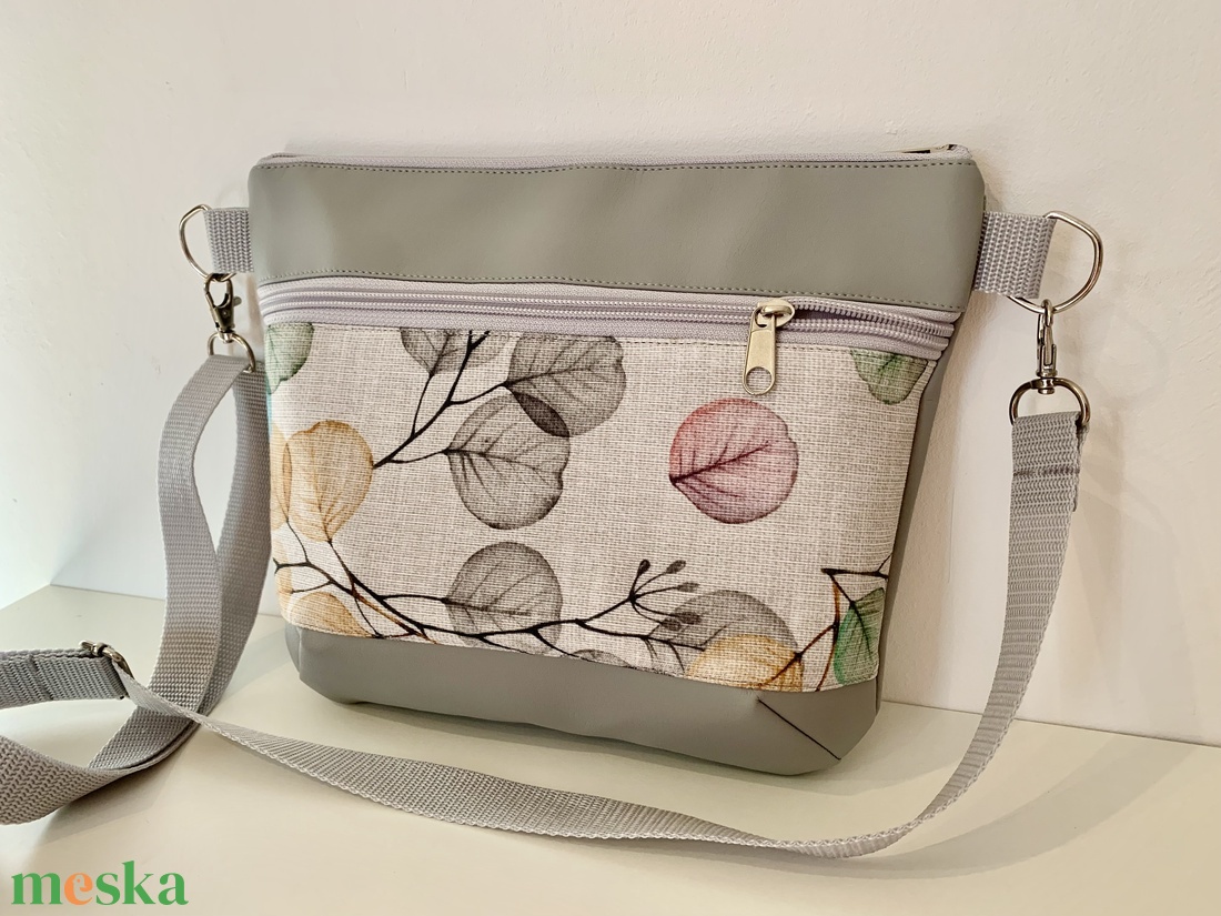 Készleten! Világosszürke eukaliptusz mintás crossbody / válltáska/ keresztpántos táska/ oldaltáska - táska & tok - kézitáska & válltáska - vállon átvethető táska - Meska.hu Készleten! Világosszürke eukaliptusz mintás crossbody / válltáska/ keresztpántos táska/ oldaltáska - táska & tok - kézitáska & válltáska - vállon átvethető táska - Meska.hu