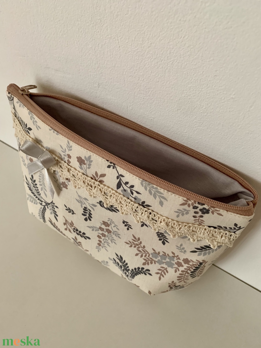 Készleten! Apró levél mintás neszesszer, pipere tároló, textil tároló - táska & tok - neszesszer - Meska.hu Készleten! Apró levél mintás neszesszer, pipere tároló, textil tároló - táska & tok - neszesszer - Meska.hu