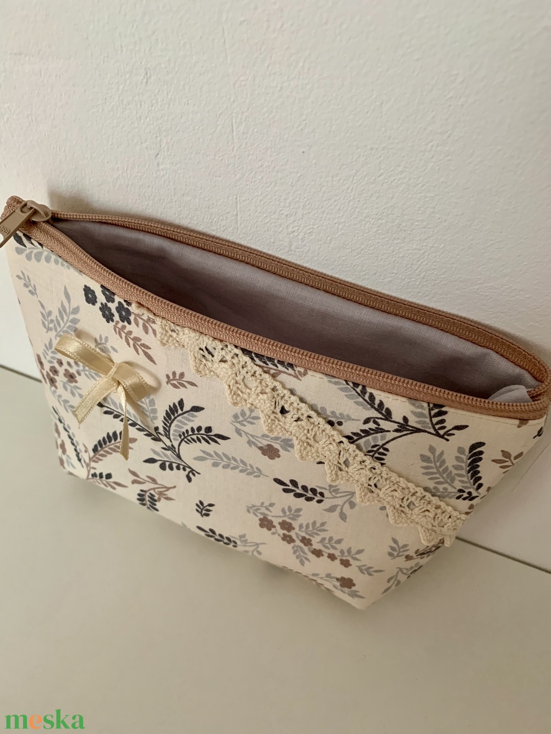 Készleten! Apró levél mintás neszesszer, pipere tároló, textil tároló - táska & tok - neszesszer - Meska.hu Készleten! Apró levél mintás neszesszer, pipere tároló, textil tároló - táska & tok - neszesszer - Meska.hu
