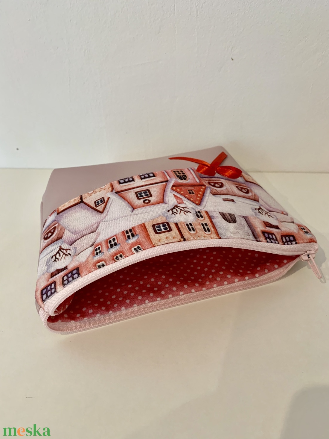 Készleten! Havas háztetők, neszesszer, textil tároló, irattartó, pipere tároló - táska & tok - neszesszer - Meska.hu Készleten! Havas háztetők, neszesszer, textil tároló, irattartó, pipere tároló - táska & tok - neszesszer - Meska.hu