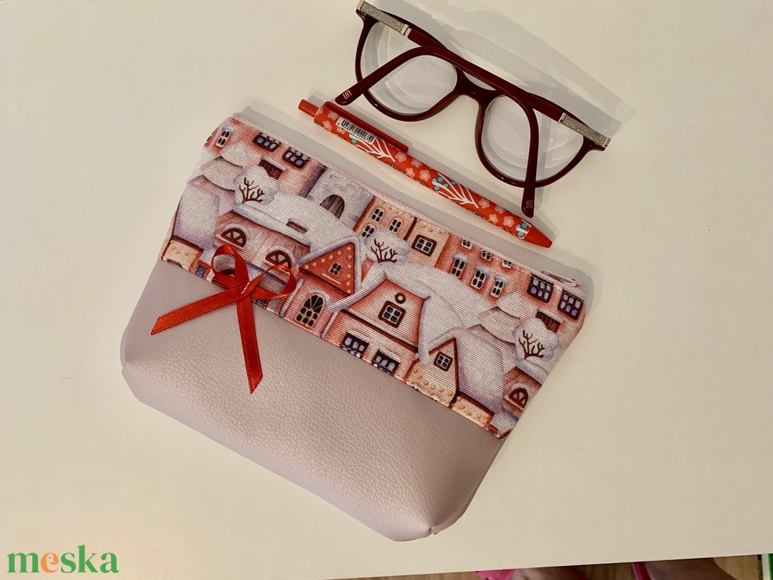 Készleten! Havas háztetők, neszesszer, textil tároló, irattartó, pipere tároló - táska & tok - neszesszer - Meska.hu Készleten! Havas háztetők, neszesszer, textil tároló, irattartó, pipere tároló - táska & tok - neszesszer - Meska.hu
