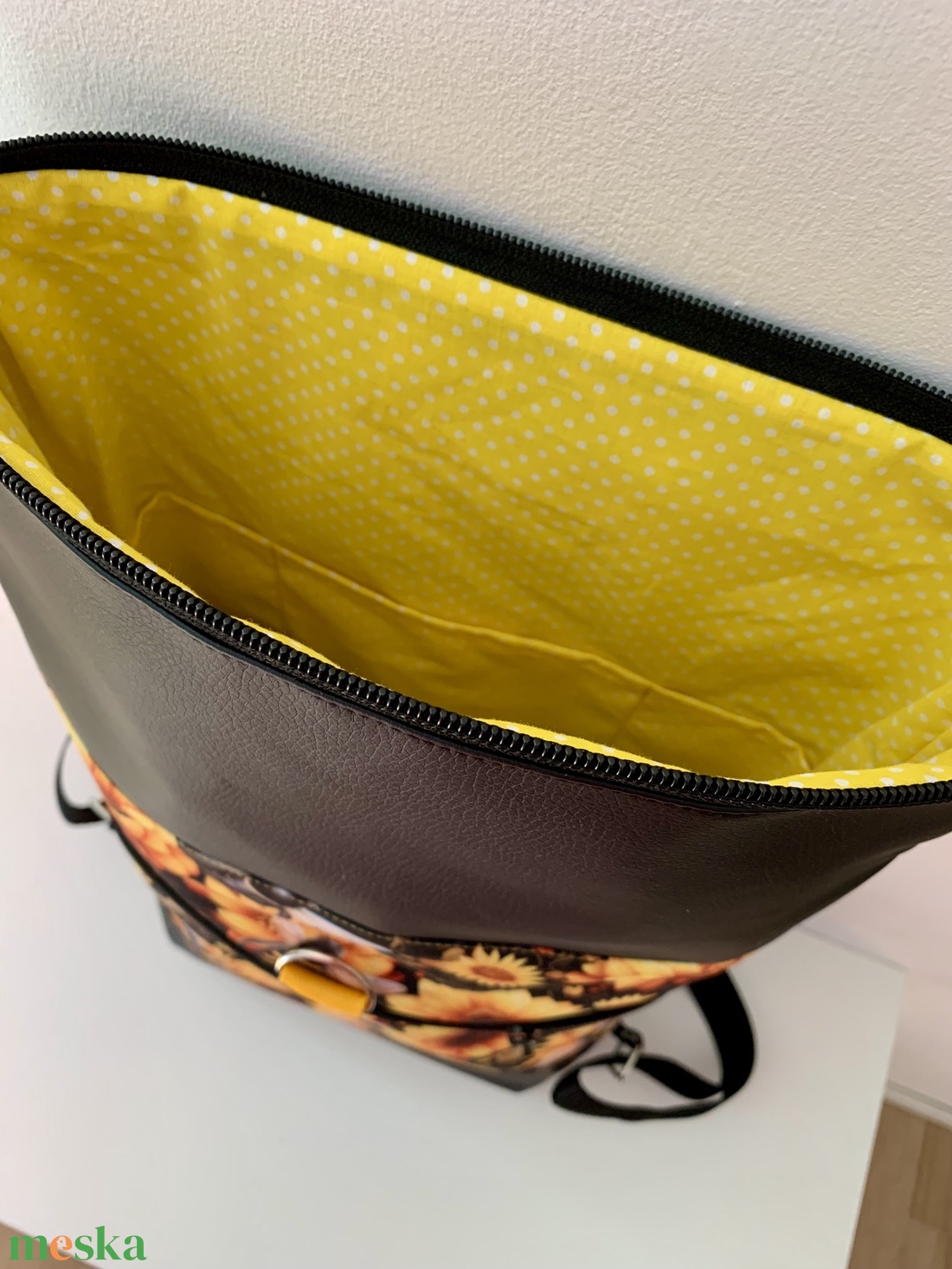 Rolltop Méhecske-napraforgó mintás Vízálló-Hátizsák-Hátitáska - táska & tok - hátizsák - roll top hátizsák - Meska.hu