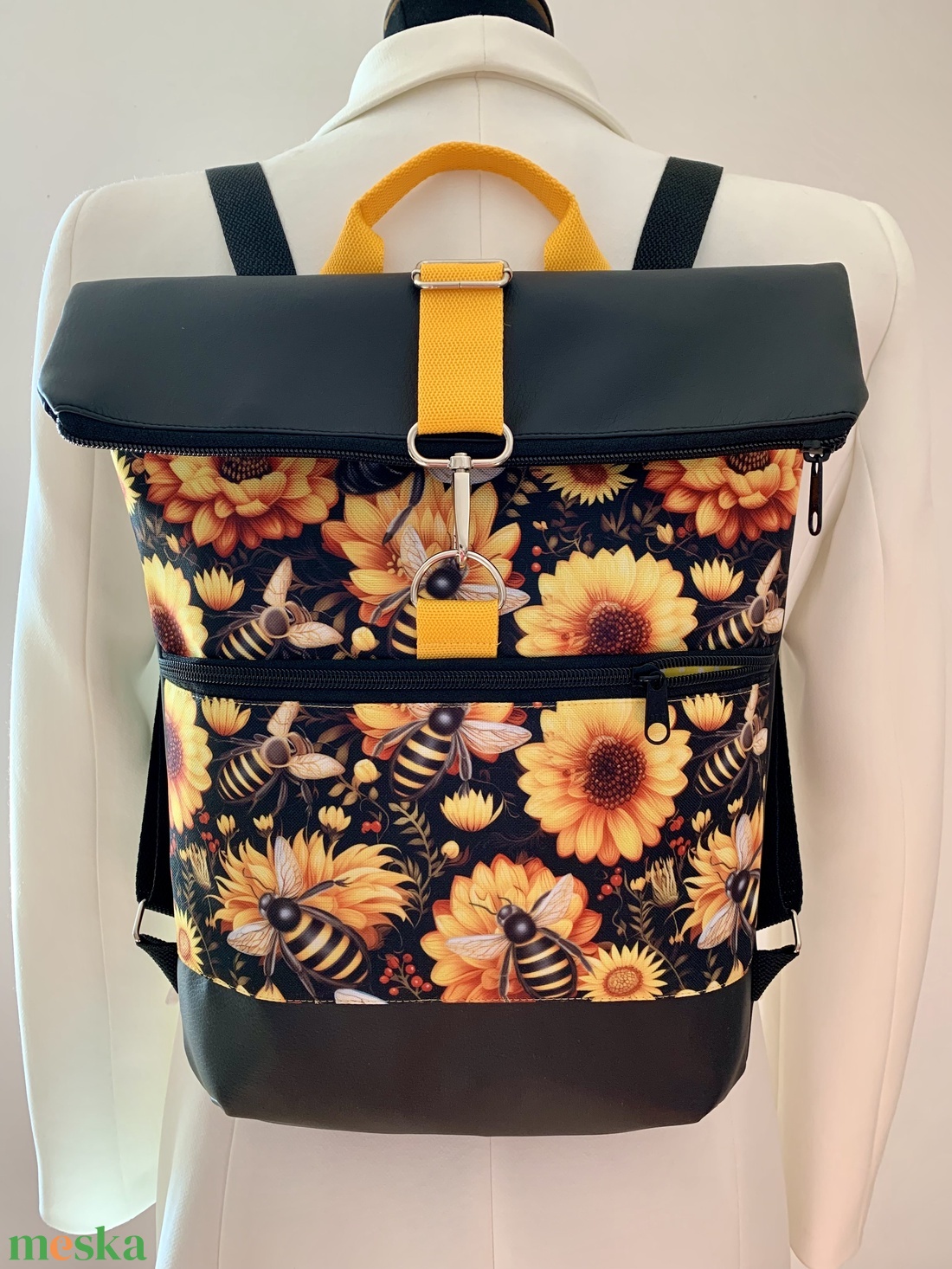 Rolltop Méhecske-napraforgó mintás Vízálló-Hátizsák-Hátitáska - táska & tok - hátizsák - roll top hátizsák - Meska.hu