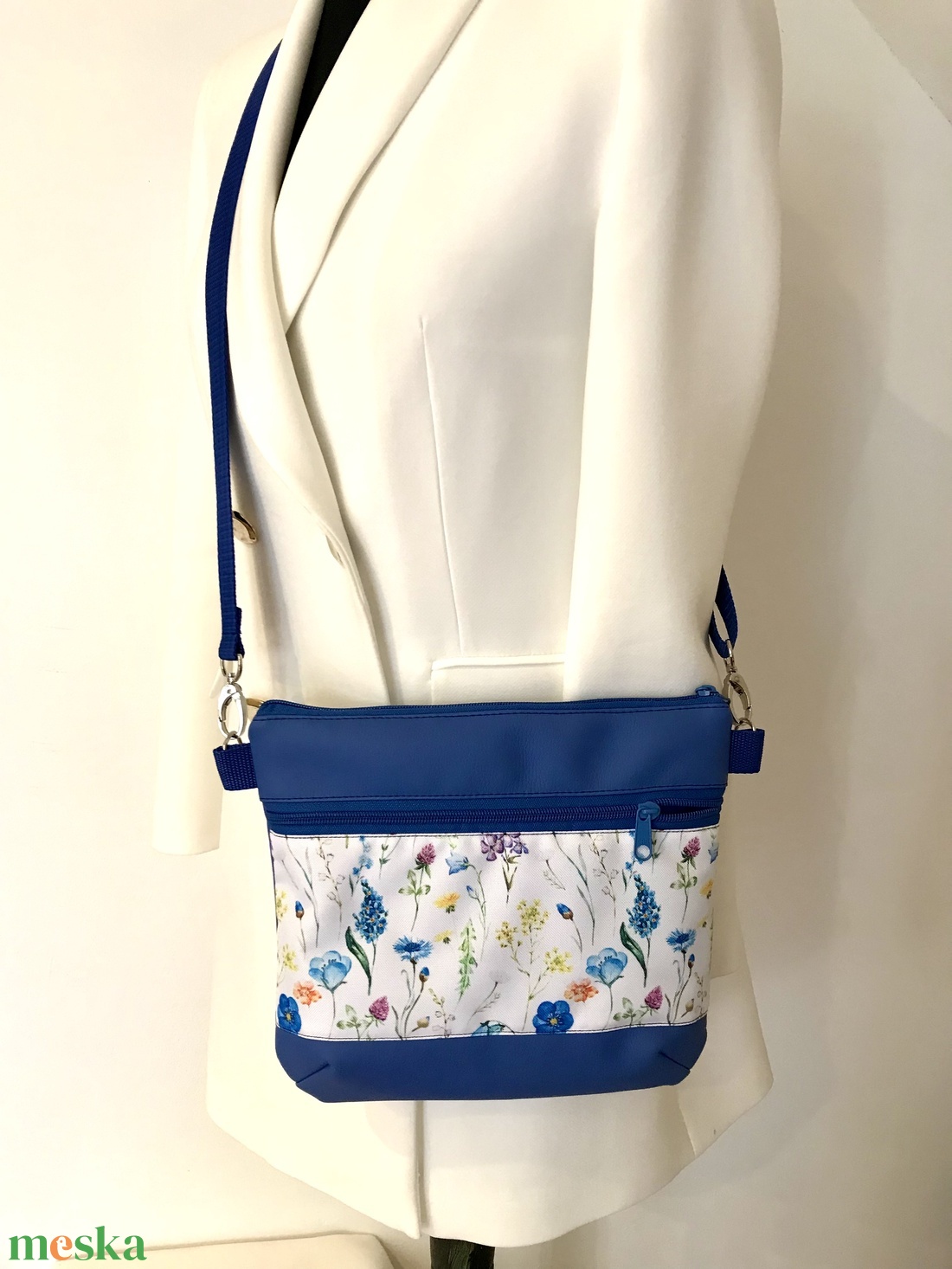 Kék-színes virágos crossbody / válltáska/ keresztpántos táska/ oldaltáska - táska & tok - kézitáska & válltáska - vállon átvethető táska - Meska.hu