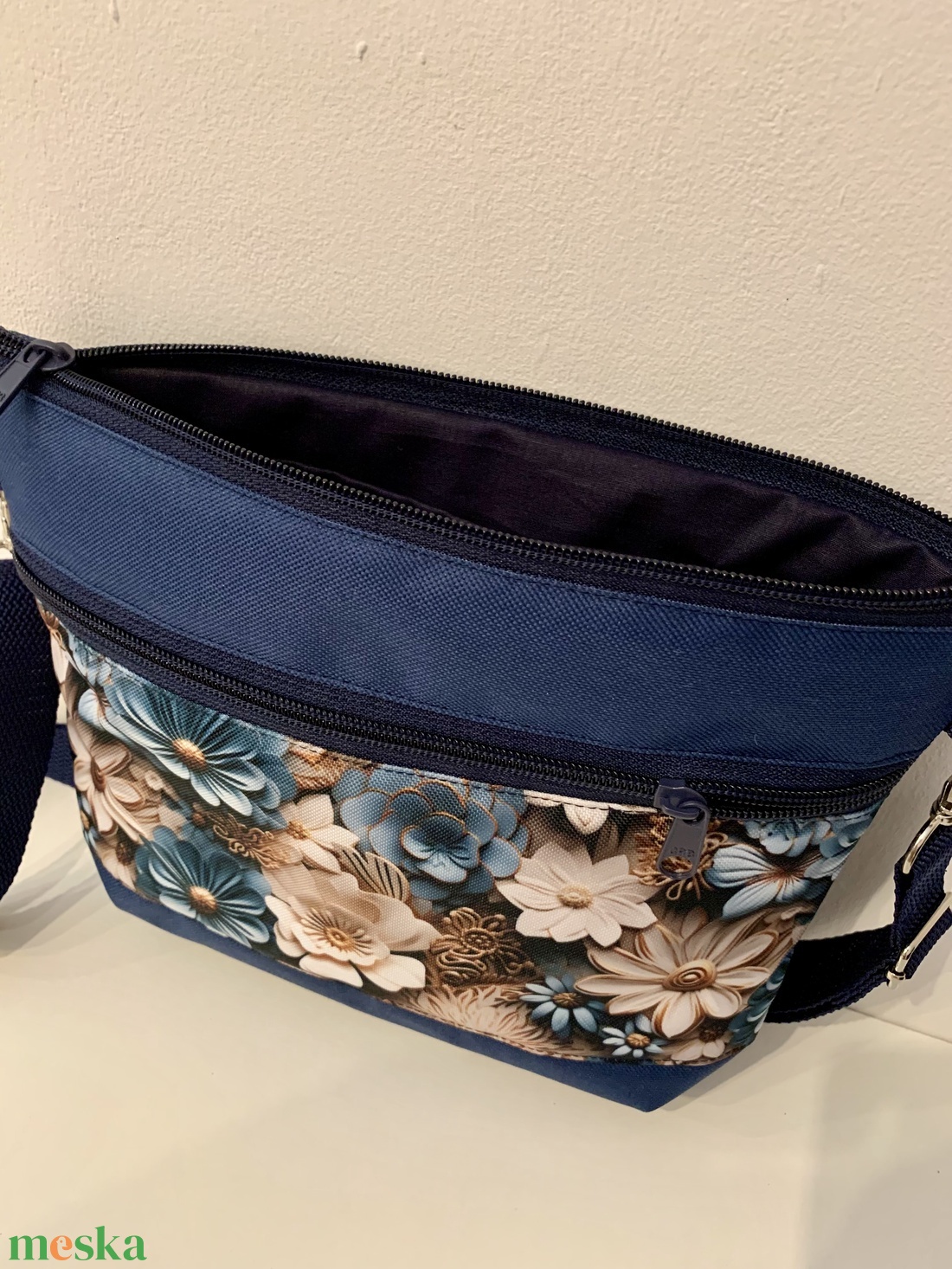  Crossbody Kék-virág mintás válltáska/ keresztpántos táska/ oldaltáska             - táska & tok - kézitáska & válltáska - vállon átvethető táska - Meska.hu