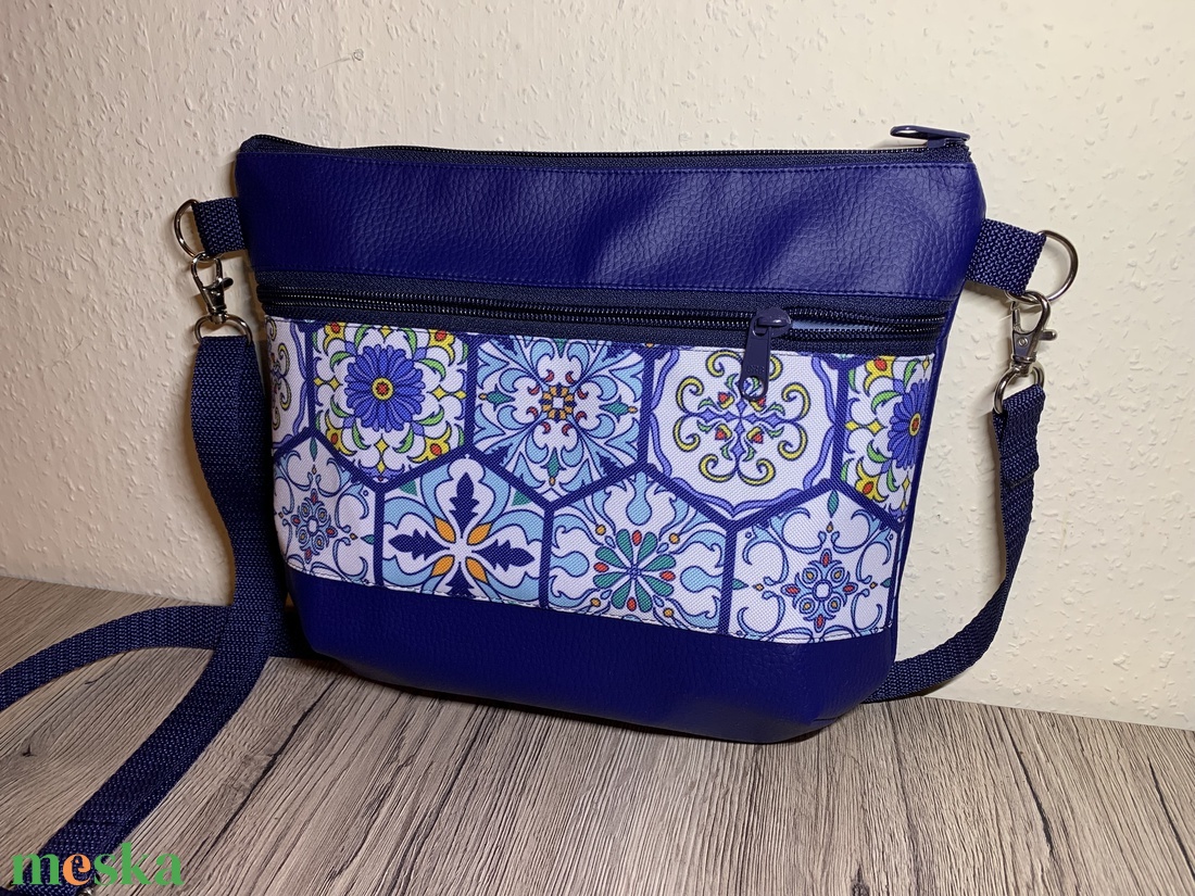 Vállon átvethető táska-cross body-Portugál csempe mintás            - táska & tok - kézitáska & válltáska - vállon átvethető táska - Meska.hu