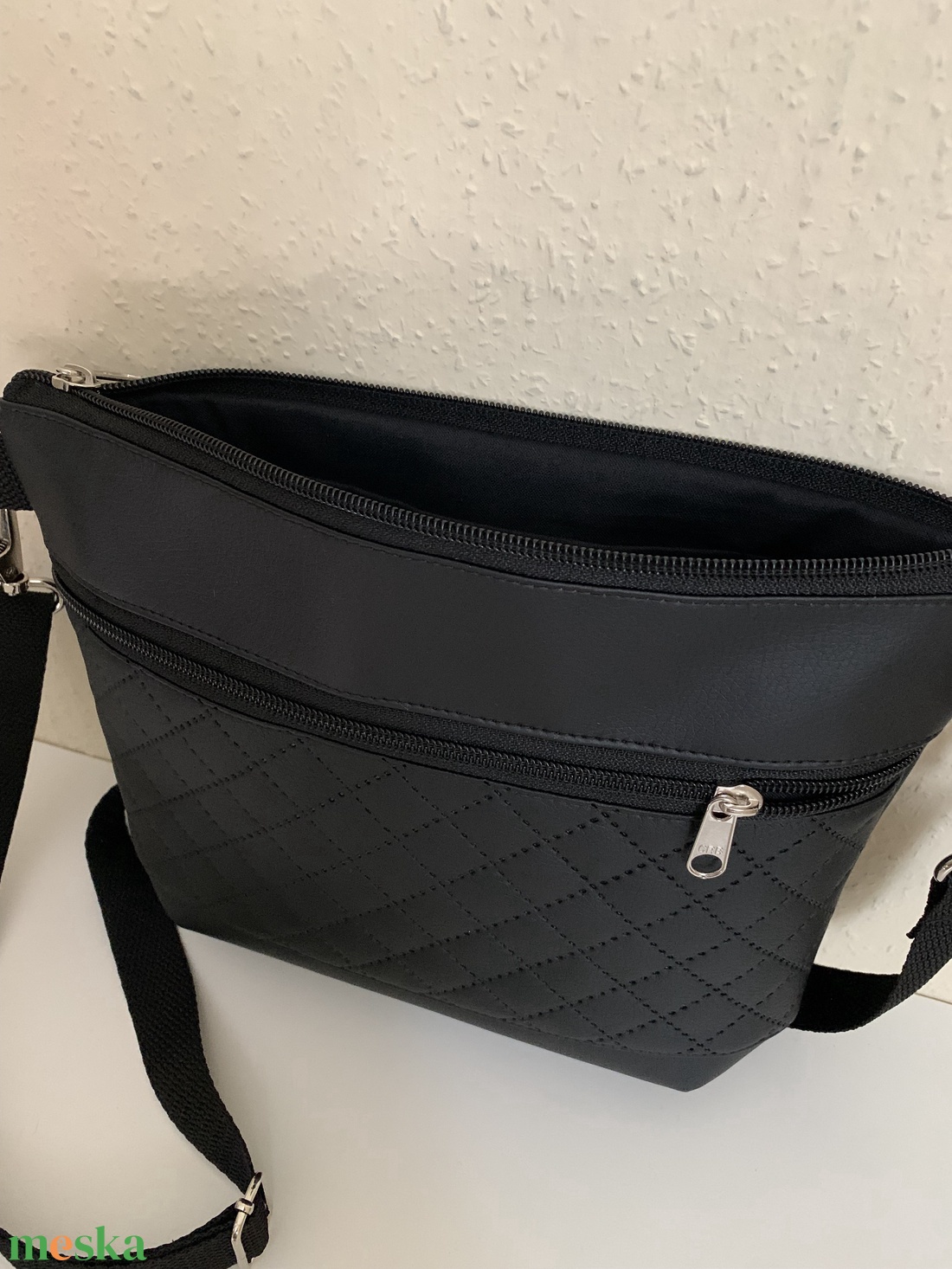 Elegáns fekete textilbőr crossbody / válltáska/ keresztpántos táska/ oldaltáska - táska & tok - kézitáska & válltáska - vállon átvethető táska - Meska.hu