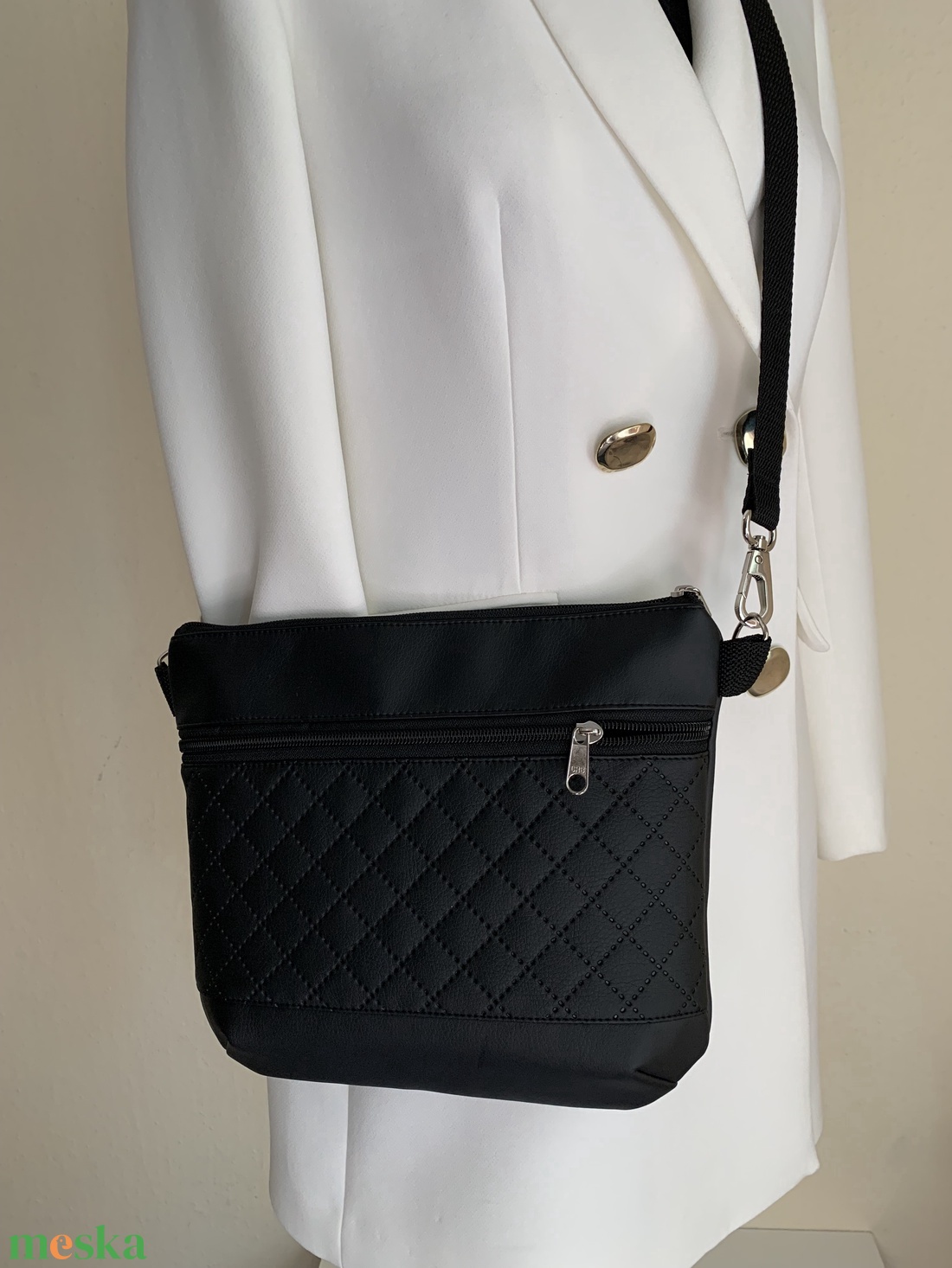 Elegáns fekete textilbőr crossbody / válltáska/ keresztpántos táska/ oldaltáska - táska & tok - kézitáska & válltáska - vállon átvethető táska - Meska.hu