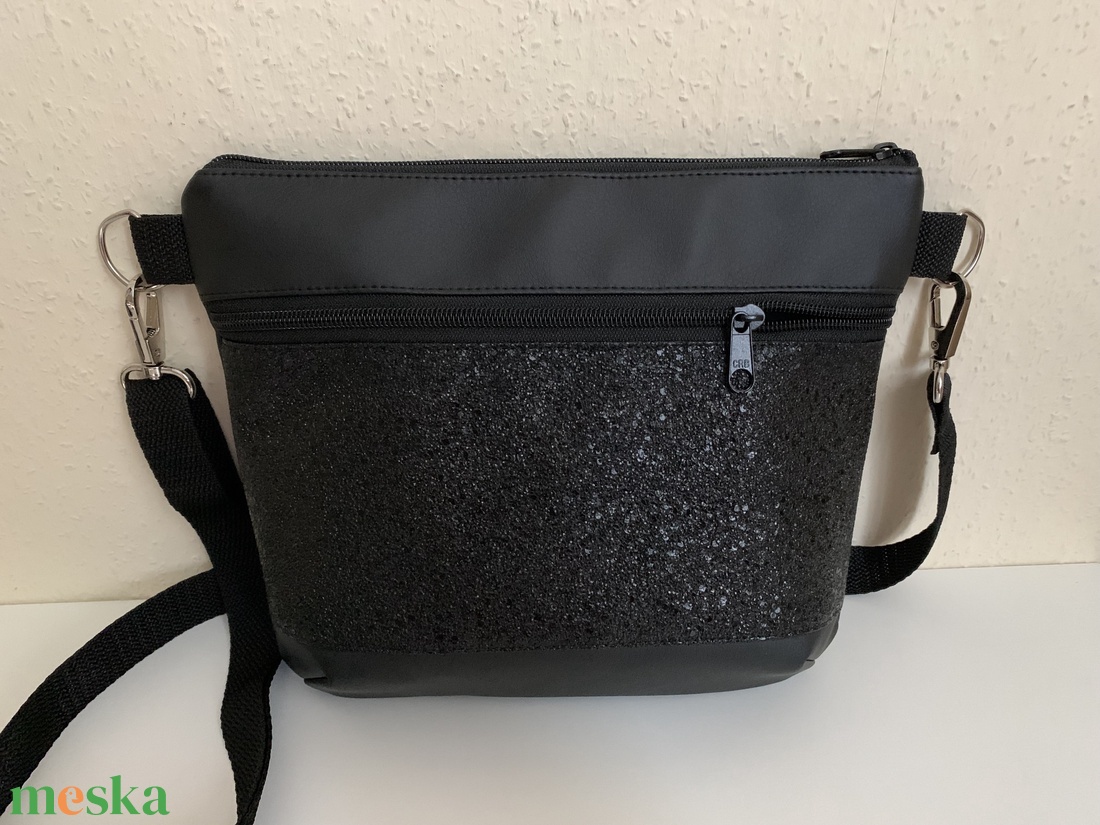 Elegáns fekete textilbőr crossbody / válltáska/ keresztpántos táska/ oldaltáska - táska & tok - kézitáska & válltáska - vállon átvethető táska - Meska.hu