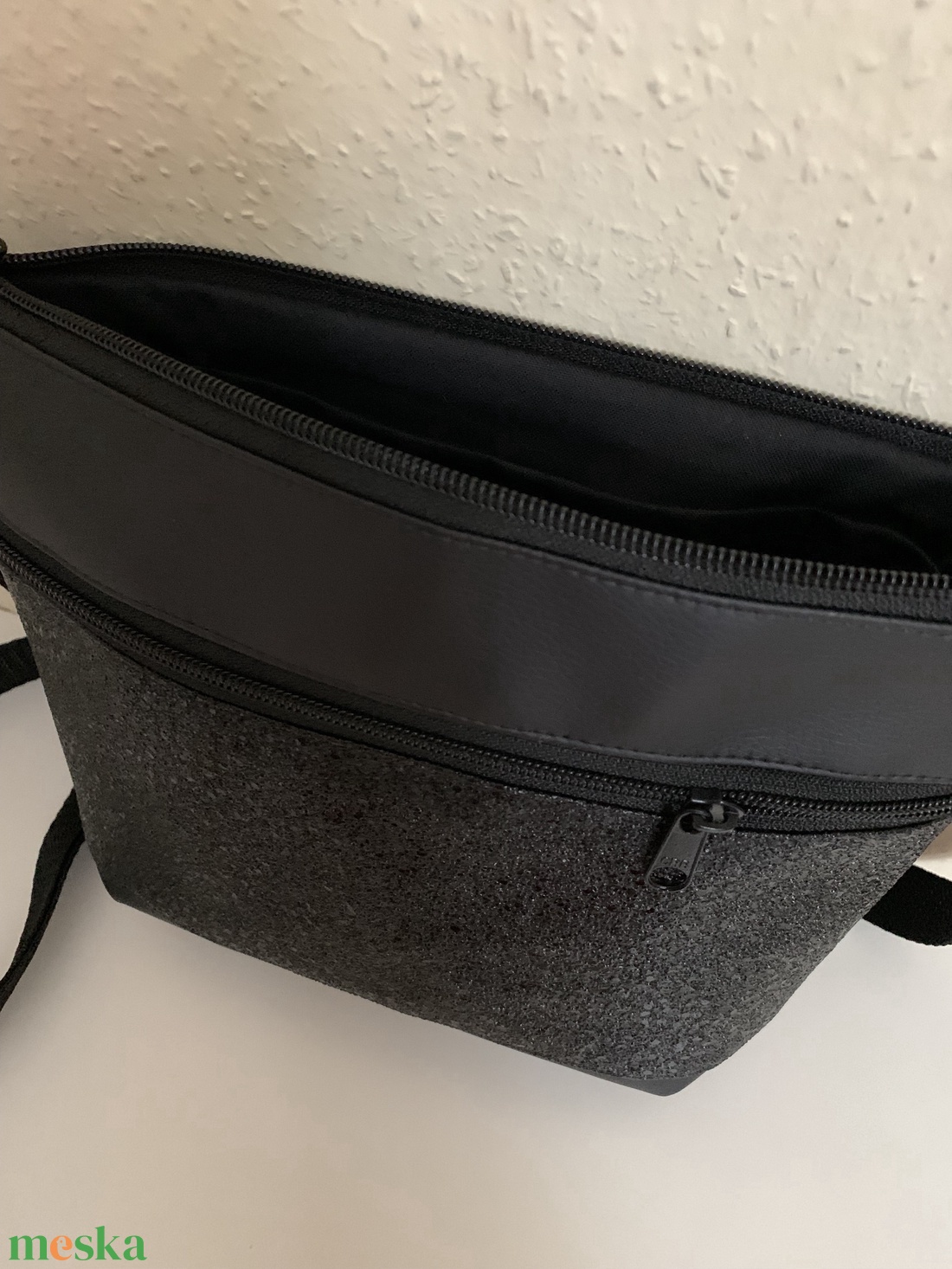 Elegáns fekete textilbőr crossbody / válltáska/ keresztpántos táska/ oldaltáska - táska & tok - kézitáska & válltáska - vállon átvethető táska - Meska.hu