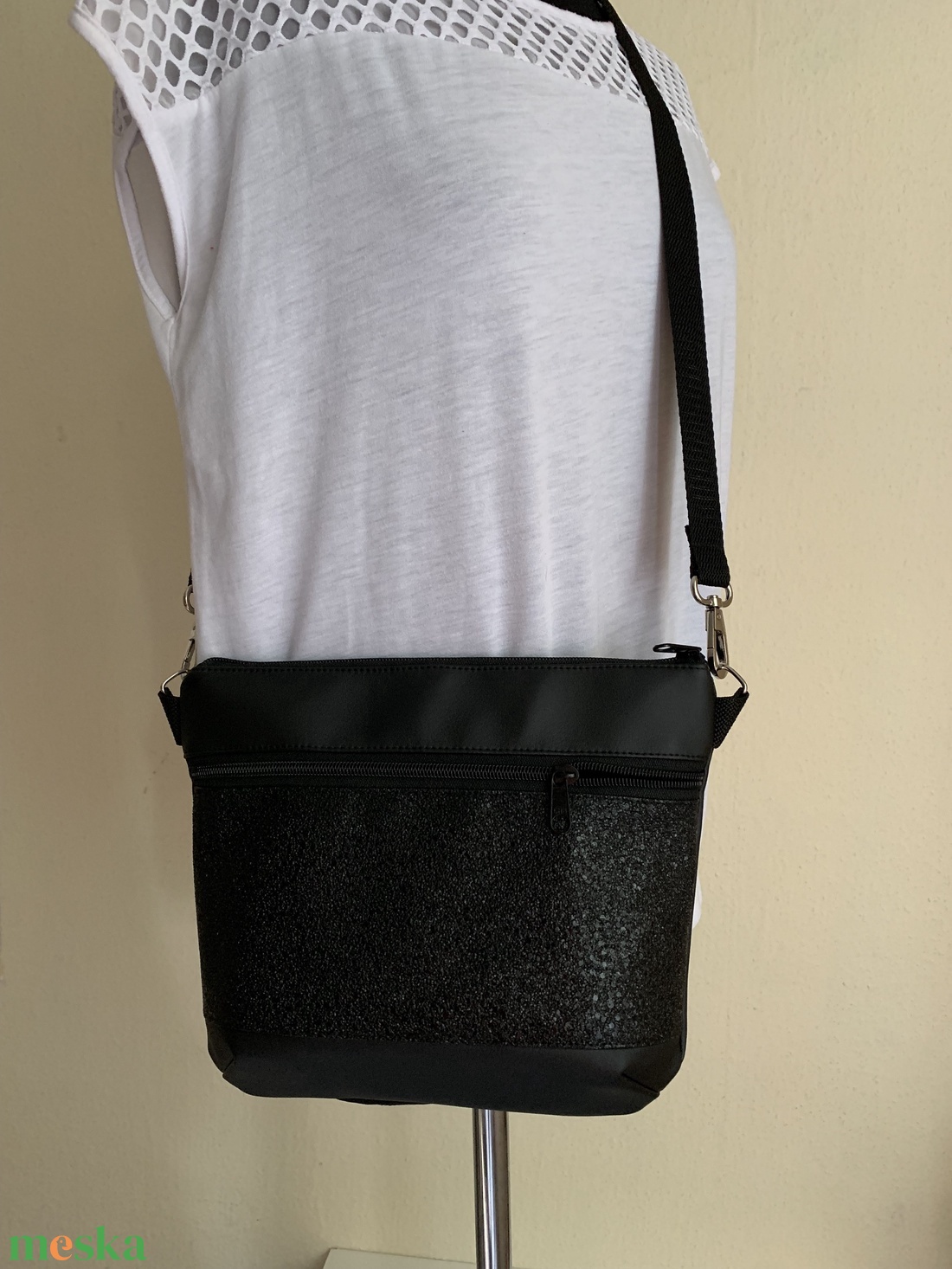 Elegáns fekete textilbőr crossbody / válltáska/ keresztpántos táska/ oldaltáska - táska & tok - kézitáska & válltáska - vállon átvethető táska - Meska.hu