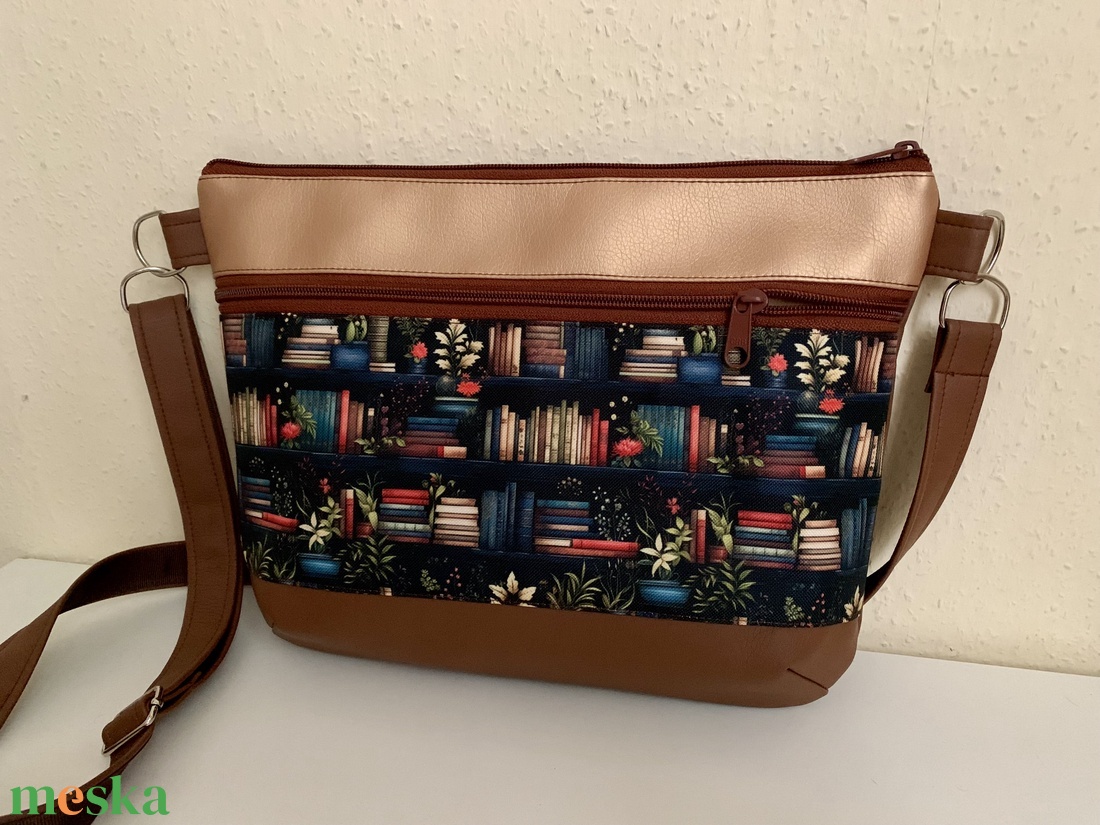 Vállon átvethető táska-cross body-Könyv mintás  - táska & tok - kézitáska & válltáska - vállon átvethető táska - Meska.hu
