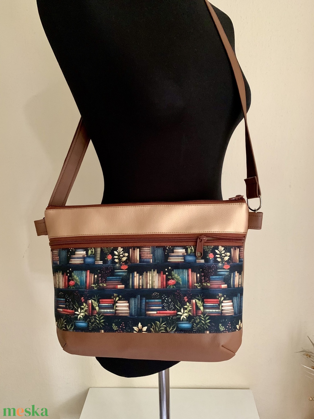 Vállon átvethető táska-cross body-Könyv mintás  - táska & tok - kézitáska & válltáska - vállon átvethető táska - Meska.hu