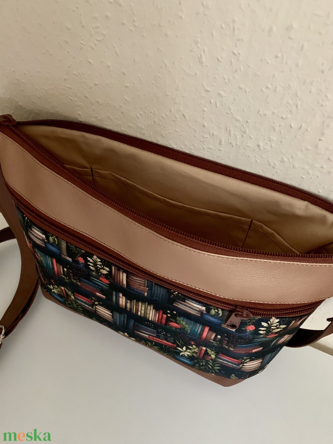 Vállon átvethető táska-cross body-Könyv mintás  - táska & tok - kézitáska & válltáska - vállon átvethető táska - Meska.hu