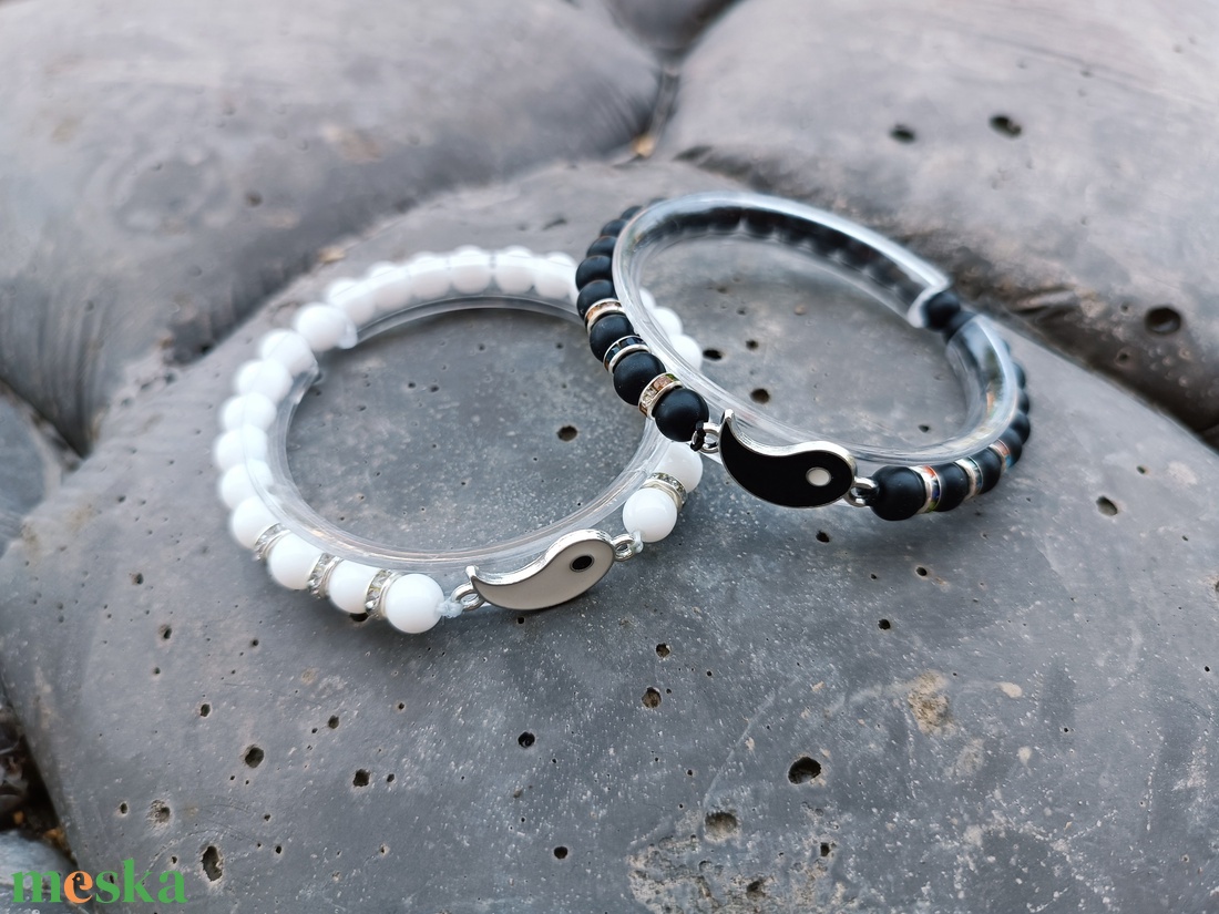 Páros karkötő fekete-fehér - ékszer - karkötő - gyöngyös karkötő - Meska.hu