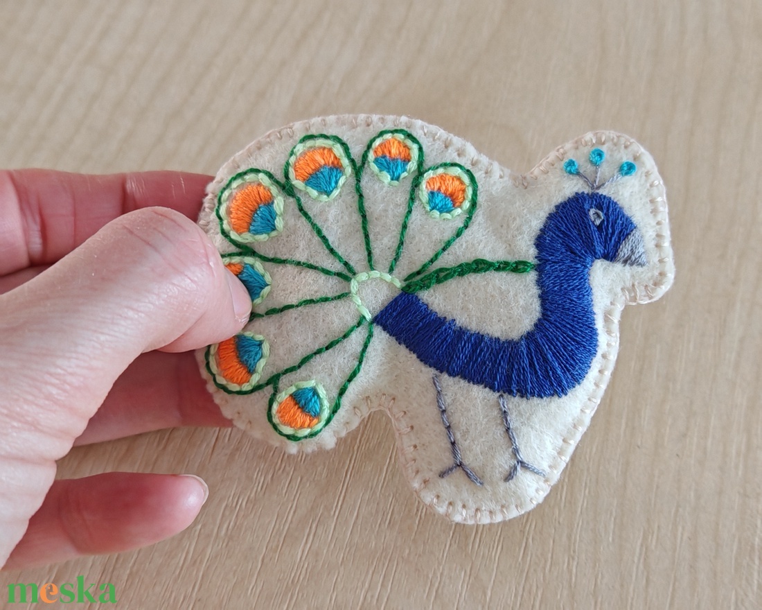 Páva kitűző - ékszer - kitűző és bross - Meska.hu