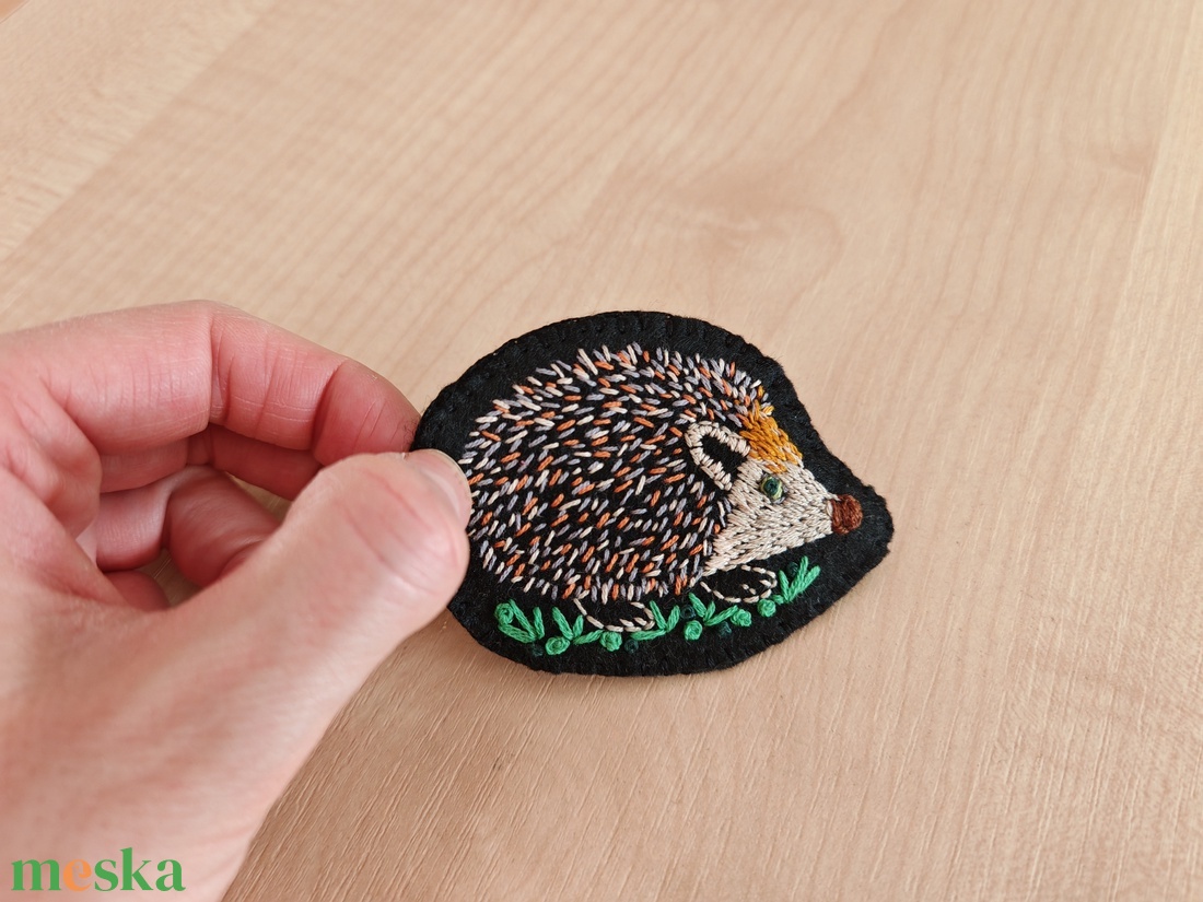 Süni kitűző - ékszer - kitűző és bross - Meska.hu