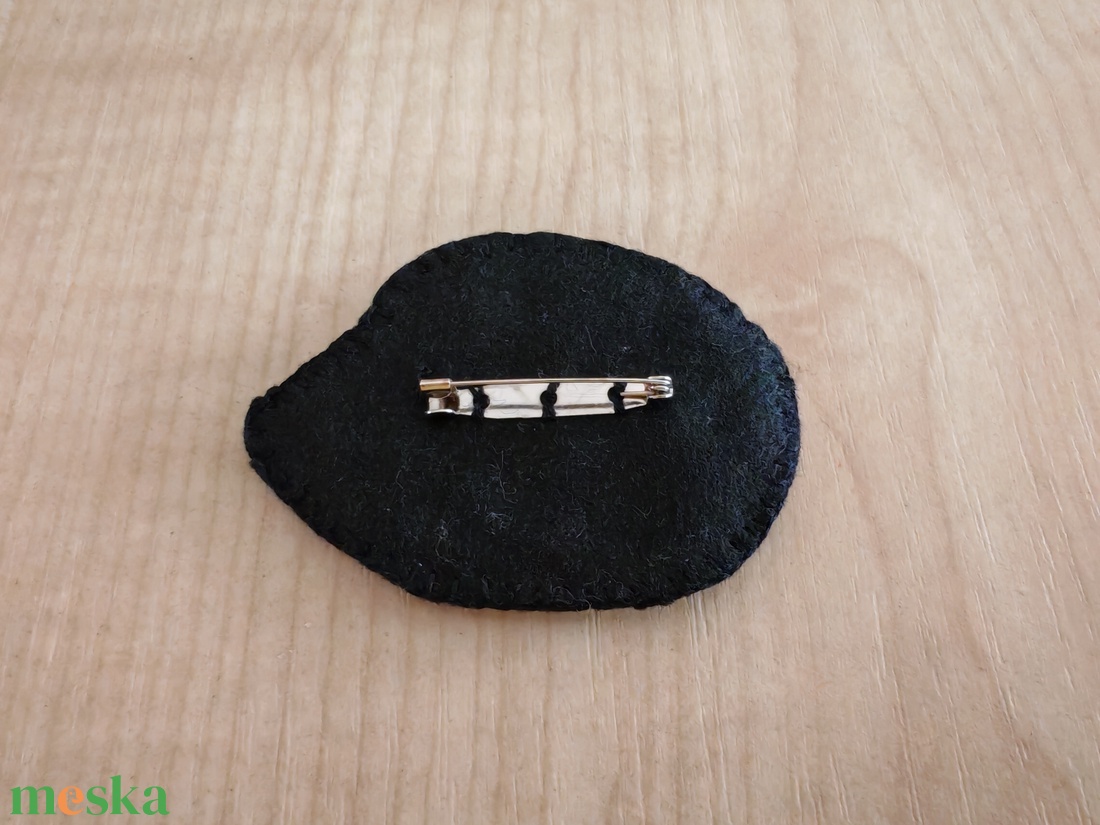 Süni kitűző - ékszer - kitűző és bross - Meska.hu