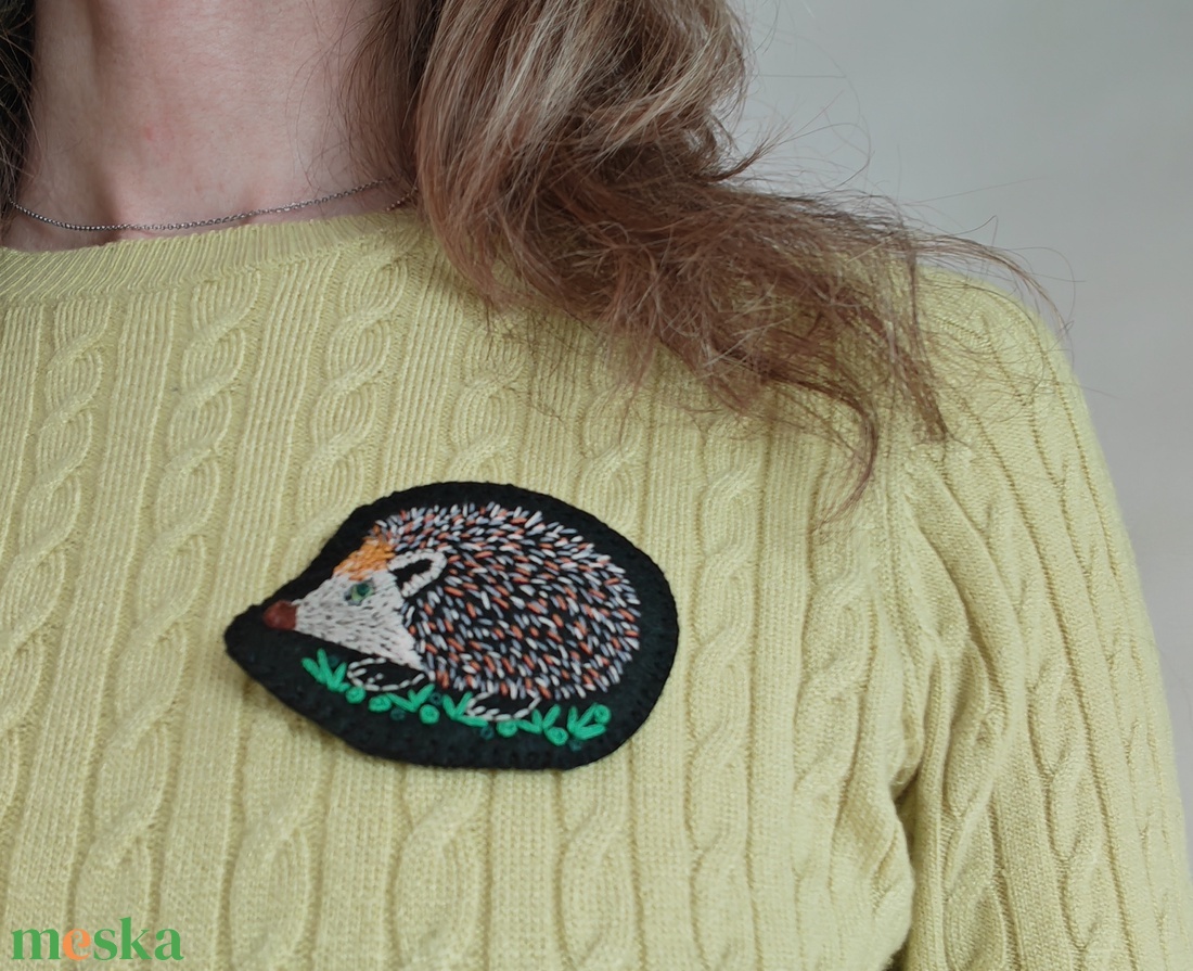 Süni kitűző - ékszer - kitűző és bross - Meska.hu