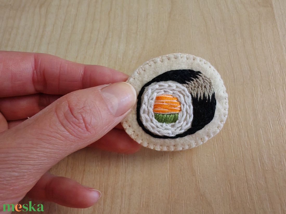 Maki sushi tekercs kitűző - ékszer - kitűző és bross - Meska.hu