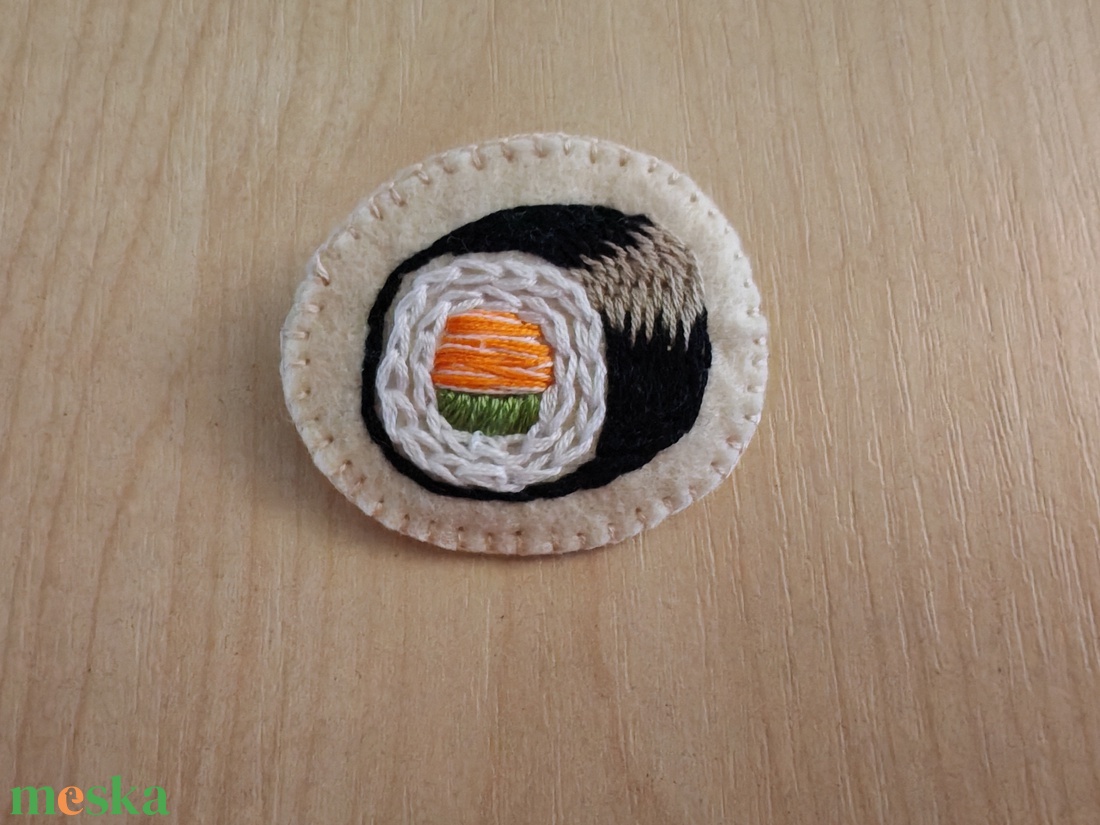 Maki sushi tekercs kitűző - ékszer - kitűző és bross - Meska.hu