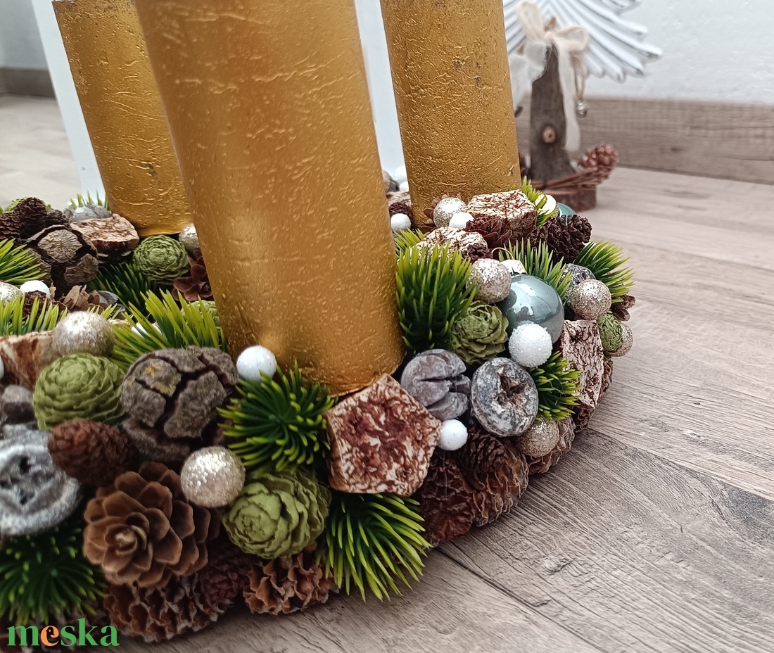Adventi koszorú arany színű gyertyákkal - karácsony - adventi díszek - adventi koszorú - Meska.hu