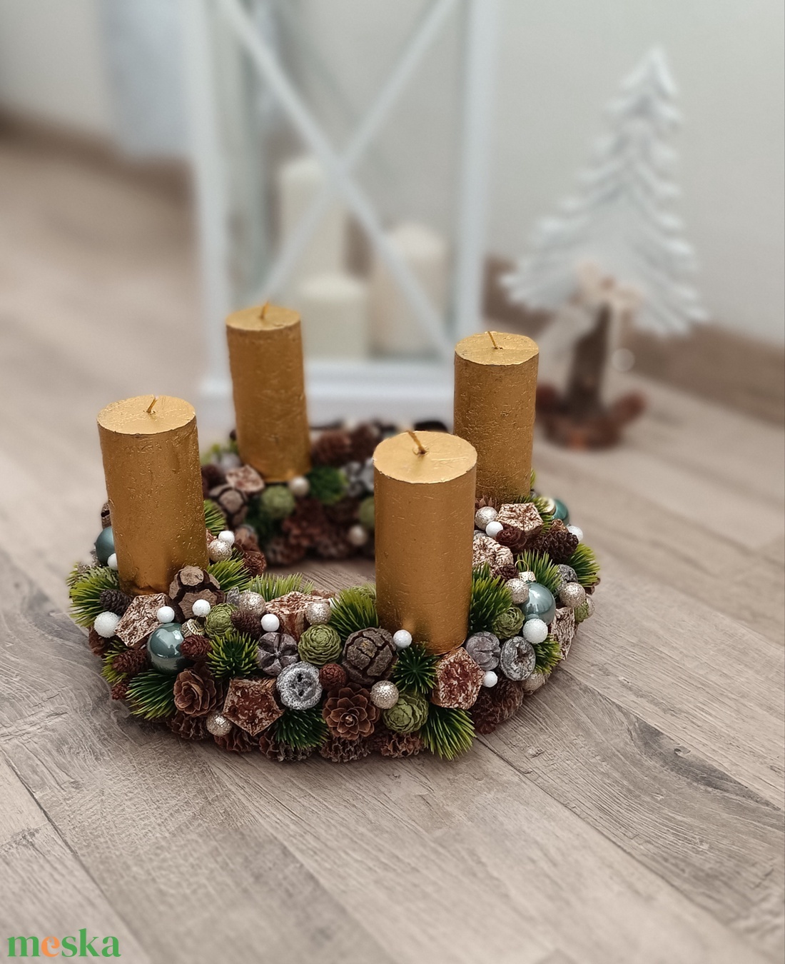 Adventi koszorú arany színű gyertyákkal - karácsony - adventi díszek - adventi koszorú - Meska.hu
