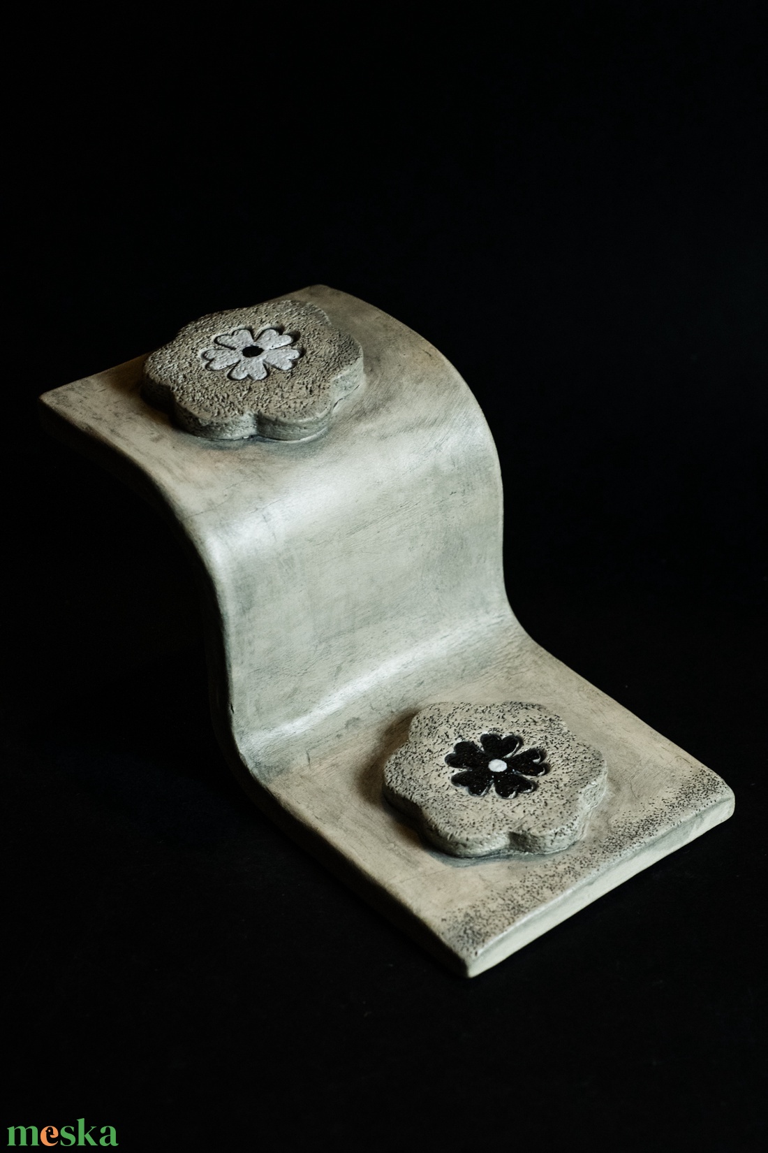 Kerámia gyertyatartó fekete és fehér virágos - karácsony - karácsonyi lakásdekoráció - ünnepi asztaldekoráció - Meska.hu