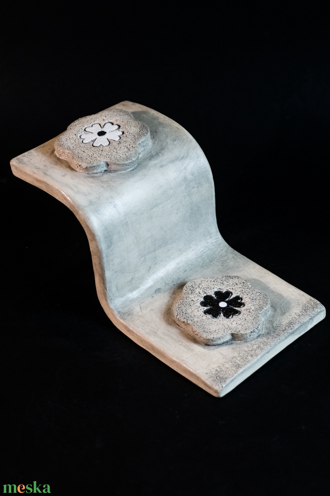 Kerámia gyertyatartó fekete és fehér virágos - karácsony - karácsonyi lakásdekoráció - ünnepi asztaldekoráció - Meska.hu