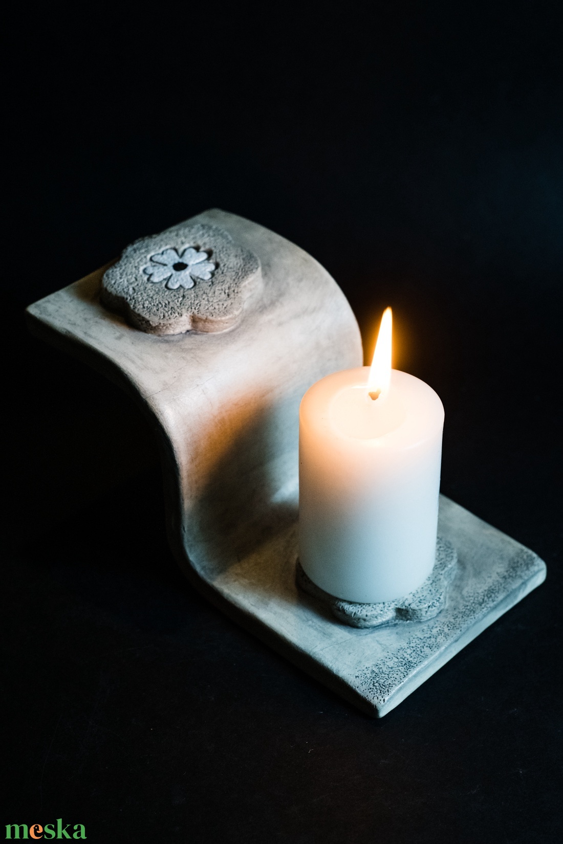 Kerámia gyertyatartó fekete és fehér virágos - karácsony - karácsonyi lakásdekoráció - ünnepi asztaldekoráció - Meska.hu