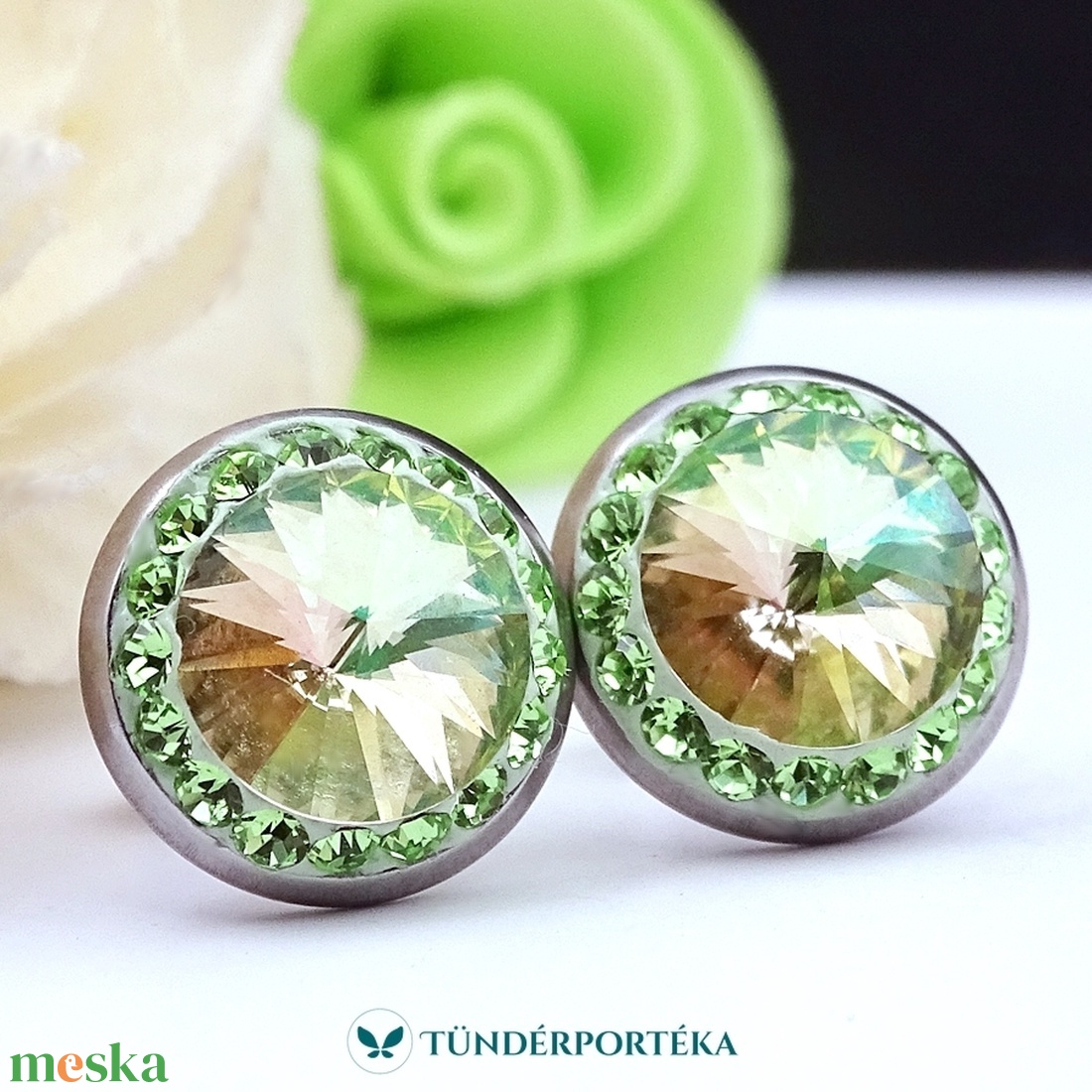 Luminous green bedugós fülbevaló, 10 mm, Swarovski és Preciosa kristályos - ékszer - fülbevaló - pötty fülbevaló - Meska.hu Luminous green bedugós fülbevaló, 10 mm, Swarovski és Preciosa kristályos - ékszer - fülbevaló - pötty fülbevaló - Meska.hu