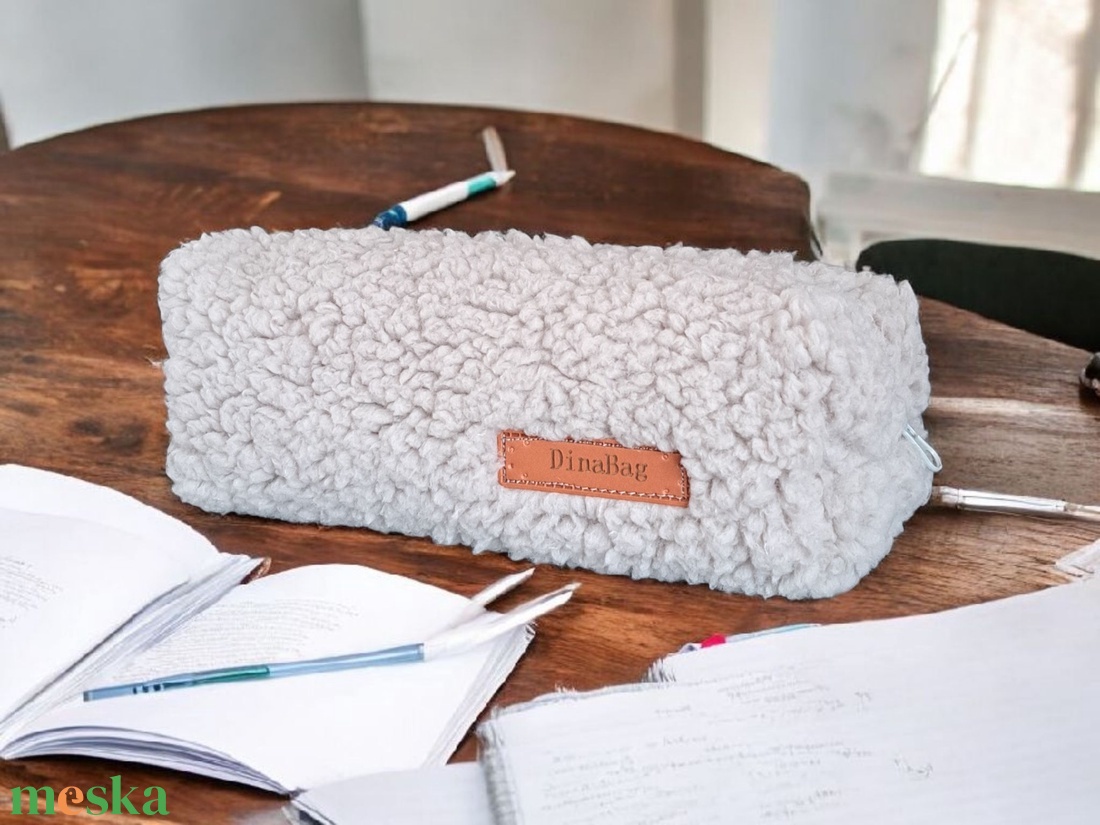 Puha plüss tolltartó - otthon & életmód - papír, írószer - tolltartó & ceruzatekercs - Meska.hu